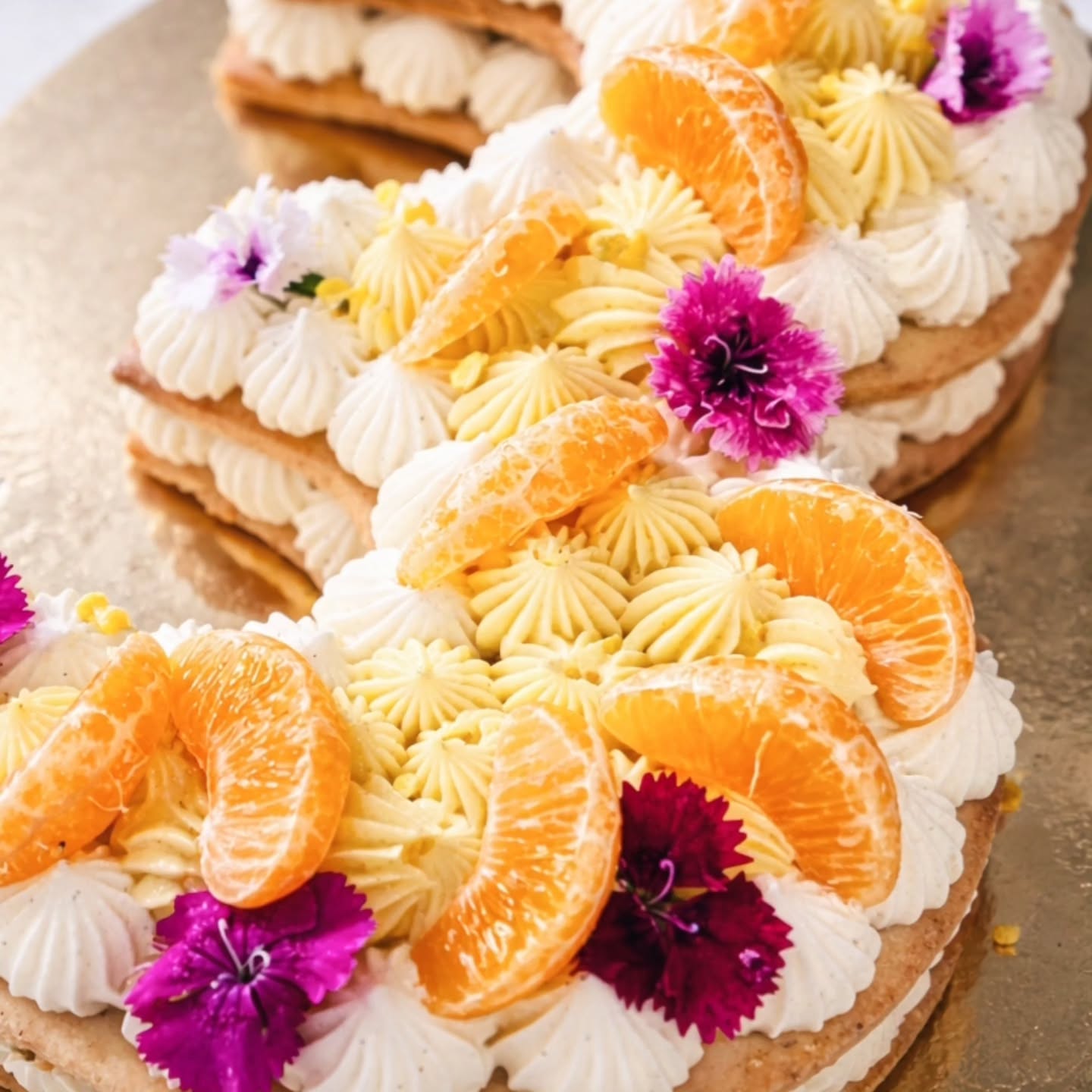 ✨️ Number Cakes ✨️
Merci à tous pour votre confiance 💛
Chaque commande est unique, et c’est toujours un plaisir de donner vie à vos moments importants à travers mes créations.
Comme toujours, mes number cakes évoluent avec les saisons 🌿
Et bonne nouvelle 👀
Le retour des fruits rouges est pour très bientôt 🍓
#numbercakes
#birthdaycake🎂
#gateauanniversairepersonnalisé
#patisserienomade