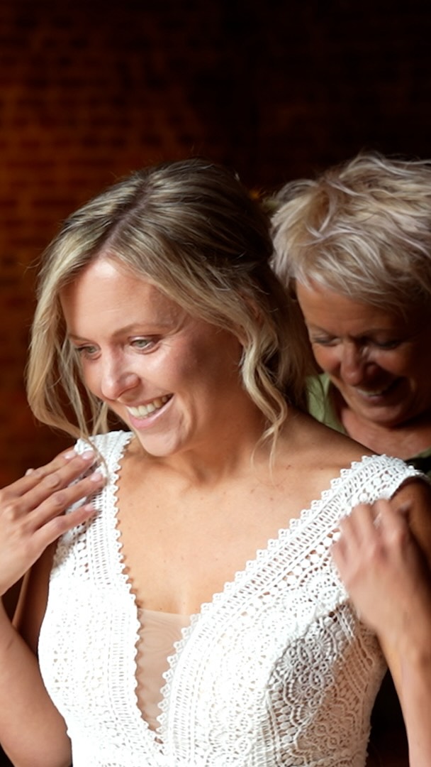 SAME DAY EDIT | Jody en Tomek verrasten hun gasten door hun feest te openen met een same day edit. Dat is eigenlijk een mini-trouwfilm, die ik op de dag zelf al maak. Het is tijdens het diner altijd flink puzzelen en zwoegen om alles op tijd af te krijgen, maar live die eerste reactie zien, dat maakt dit echt een van de leukste dingen om te doen! 🙌🏼