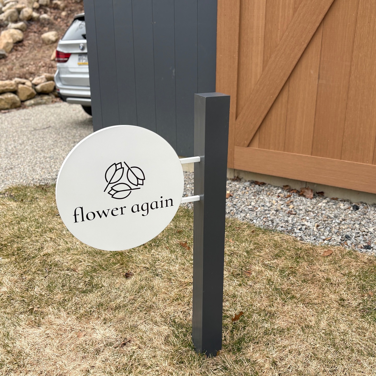 After a long winter⛄, we are prepping for our next season of repurposing flowers in the Flower Again barn. We began with floral workshops for our volunteers where we learned about color theory and composition elements of a cohesive flower arrangement. It was delightful to gather in small groups once again, but at a slower pace with more intention. Thank you to Holly & Jill for organizing.....Can't wait to get back to repurposing & recycling... 🌷🌷🌷