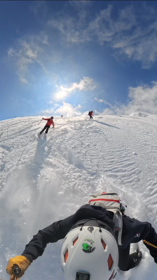 Même si le sac est lourd et que les jambes brûlent, l'esprit lui est parfaitement libre. C'est ça la montagne, pas un effort, une récompense.
Et pour vous l'hiver est fini ou vous avez encore des plans?
#bajana #outdoor #skitouring🎿 #alps