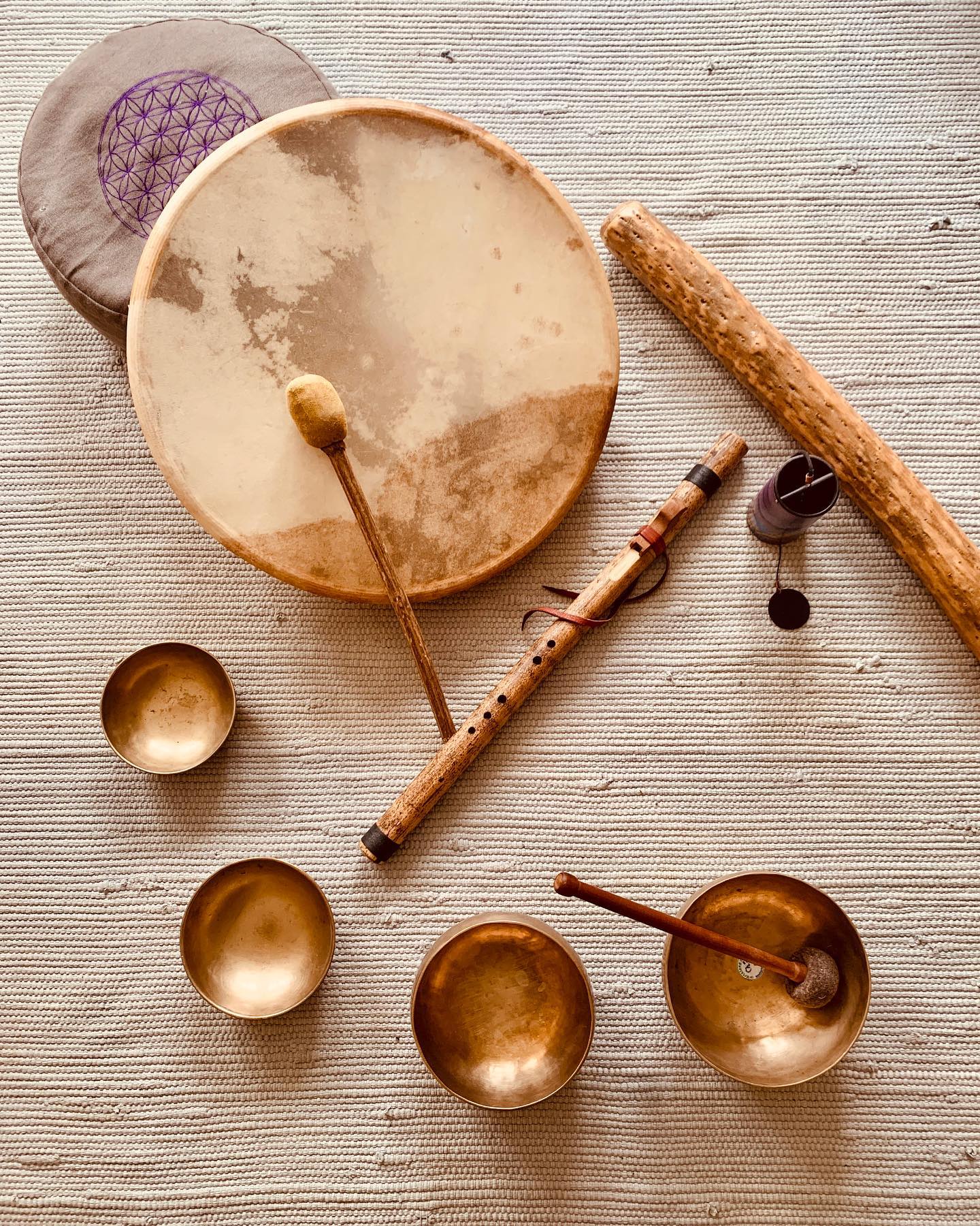 Klangmeditation -
zur Harmonisierung und Reinigung deines „Feldes“
Am 21. Mai in der Yogabar City
Von 15:00-16:30 Uhr
Energie und Wasser sind ein großer Teil unseres materiellen Körpers - jede Zelle deines Körpers enthält Energie und Wasser …
Indem Klangkörper mit Energie, durch Vibration oder Bewegung zum Klingen und Tönen gebracht werden, entsteht Schwingungsresonanz in deiner Körperflüssigkeit und so wird bildlich gesprochen alles einmal „durchspült“ und durch die verschiedenen Töne und Geräusche wieder in harmonischen Einklang gebracht …
Zum Entspannen und Geniessen – ob wach oder schlafend, dein Körper lässt festgefahrener Strukturen und Muster los und du fühlst dich nach der Klangmeditation wie neu geboren.
#klang #klangreisen #yoga #musik #bakthi #yogabochum #bochumyoga #yogaimpott #yogaimruhrgebiet #ashtangavinyasa #vinyasayogabochum #heilung #energie #selbstheilingdurchtanzen #shaktihealing #hathavinyasayoga
@coaching.astridhagedorn