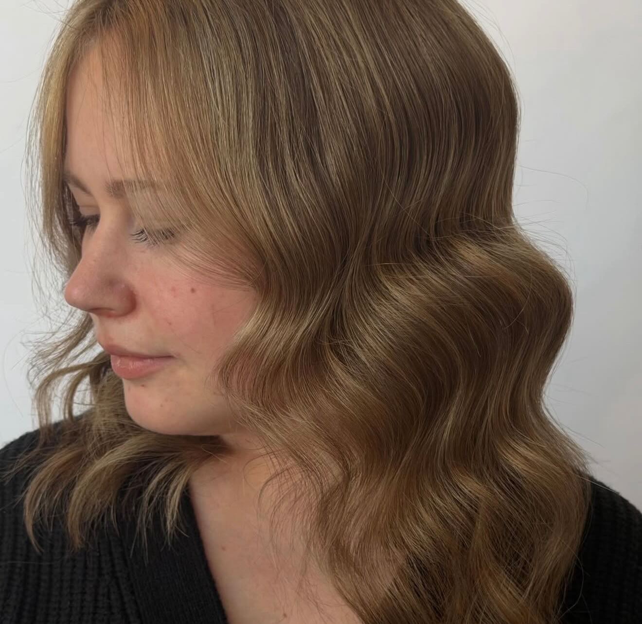 Soft honey, soft glow, soft tones 🍯✨
This dreamy honey blonde by our Junior Artist Rachael is all about softness, dimension, and that effortless glow that grows out beautifully. Think lived-in, low maintenance, but still luxe.
Rachael is currently offering complimentary treatments with all colour services this month, so your hair not only looks good… it feels unreal too.
Ready to meet your soft blonde era?
🔗Tap that link in bio for reservations with Rachael now 🤍
#yqr #yqrhair #yqrhairstylist