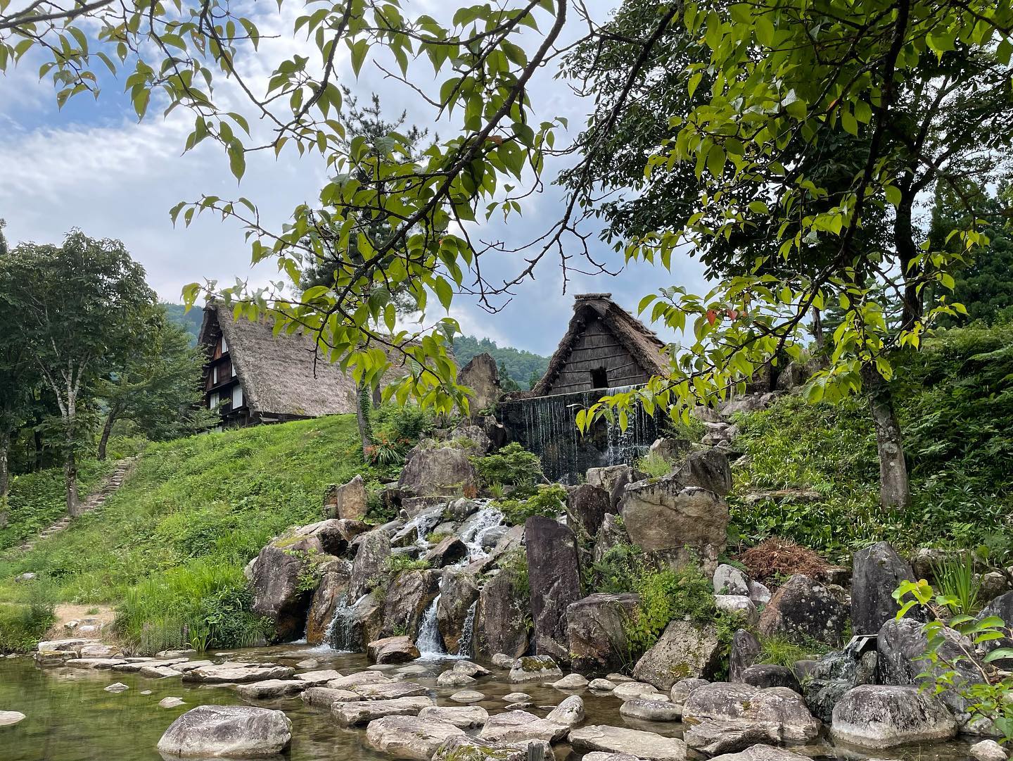 Gasshozukuri Minkaen Outdoor Museum (白川郷合掌造り民家園) is an outdoor museum in Shirakawago village. 😊
.
At Gasshozukuri Minkaen Outdoor Museum, a total of 26 buildings, including the nine buildings which are designated as important cultural properties by Gifu Prefecture, are preserved and publicly displayed.
.
.
💰Admission fee: JPY600
⌛Opening Hours
March – November 8:40am – 5:00pm
December – February 9:00am – 4:00pm
📍Address: 2499 Ogimachi Shirakawa-mura Ono-gun Gifu
.
.
.
..
..
白川乡合掌民家园位于岐阜县白川乡村,是一个野外博物馆。
这里一共有26座合掌式木屋,其中包括9个被岐阜县视为重要文化遗产的房屋。
门票:600日元
营业时间:3月-11月 8:40am – 5:00pm
12月-2月 9:00am – 4:00pm
地址:岐阜県大野郡白川村荻町2499
.
.
.
#japanguide #triptojapan #travelinjapan #visitjapanjp #visjtmyjapan #jntosg #visitjapanphillipplines #jntoid #visitjapanAU #japanrevealed #travelgraphy #travelgram #traveling #trending #japanese #instagram #白川乡 #shirakawago #shirakawagovillage #minkaen #gifu #shirakawagotravel #worldheritage