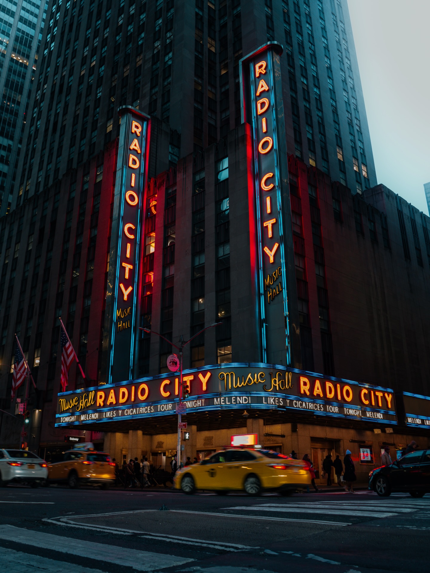 Licht ist hier kein Stilmittel, sondern ein Überbleibsel vom Tag. Neon brennt sich durch die Dunkelheit, Rücklichter ziehen Spuren durch die Straßen, und irgendwo dazwischen verschwindet alles, was nicht hell genug ist. Ihr seht nur Fragmente. Der Rest bleibt verborgen.
Ihr bewegt Euch durch diese Schluchten aus Beton, ständig begleitet von Geräuschen, die nie ganz verstummen. Sirenen in der Ferne, Motoren im Leerlauf, ein kurzer Blickkontakt und dann wieder nichts. Alles wirkt flüchtig, fast anonym.
Fotografisch wird es hier ehrlich. Keine klaren Szenen, keine saubere Ordnung. Ihr arbeitet mit dem, was bleibt: Kontraste, Schatten, einzelne Lichtquellen. Jeder Frame ist ein Kompromiss aus dem, was Ihr seht, und dem, was die Dunkelheit verschluckt.
#newyorkcity #nightphotography #streetphotography #urbanmood #fokusfernweh