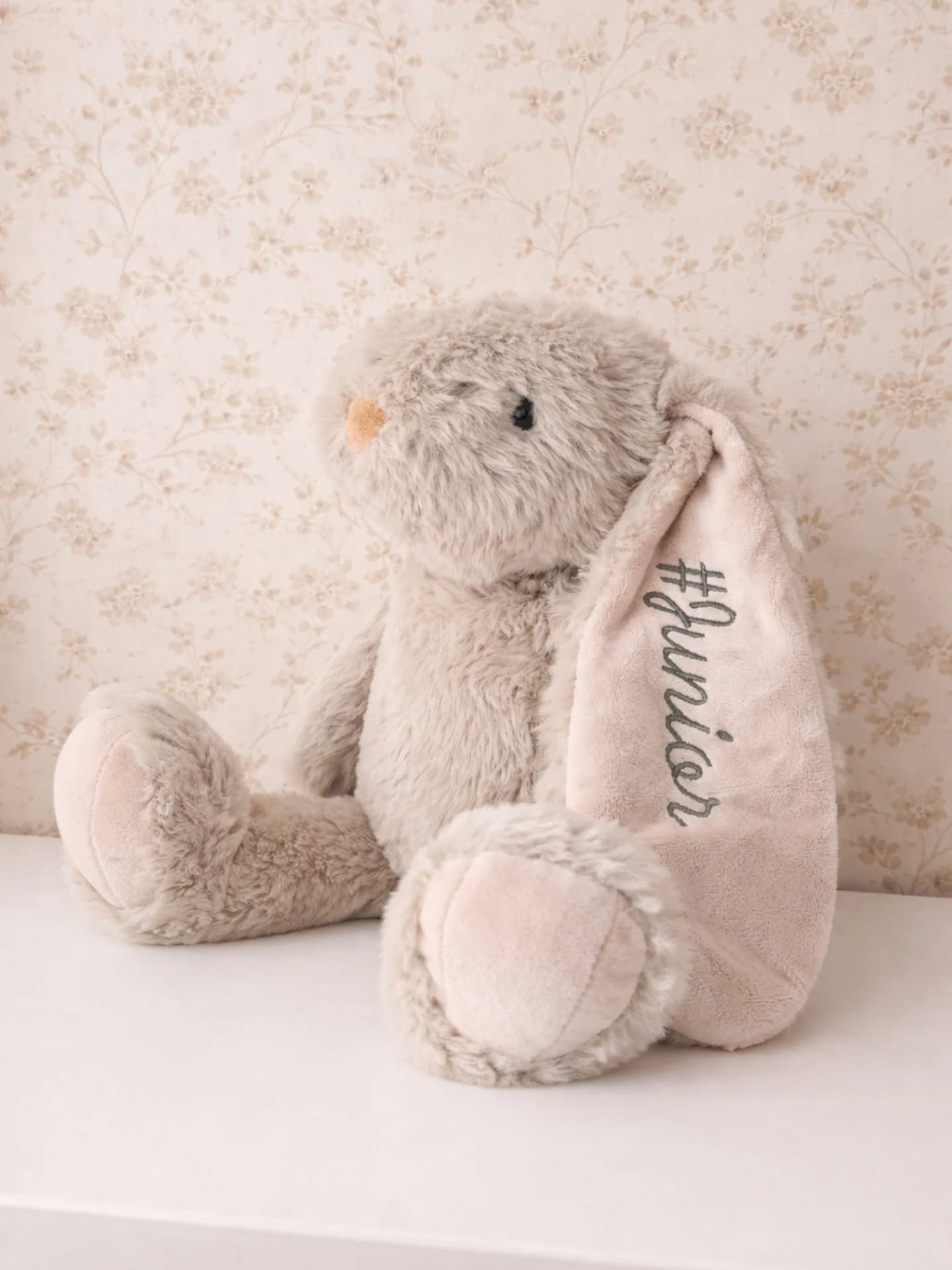 Le cadeau parfait à prix tout doux: le lapin personnalisé🐰
Il ne reste que du taupe, gris et un rose🫰🏽