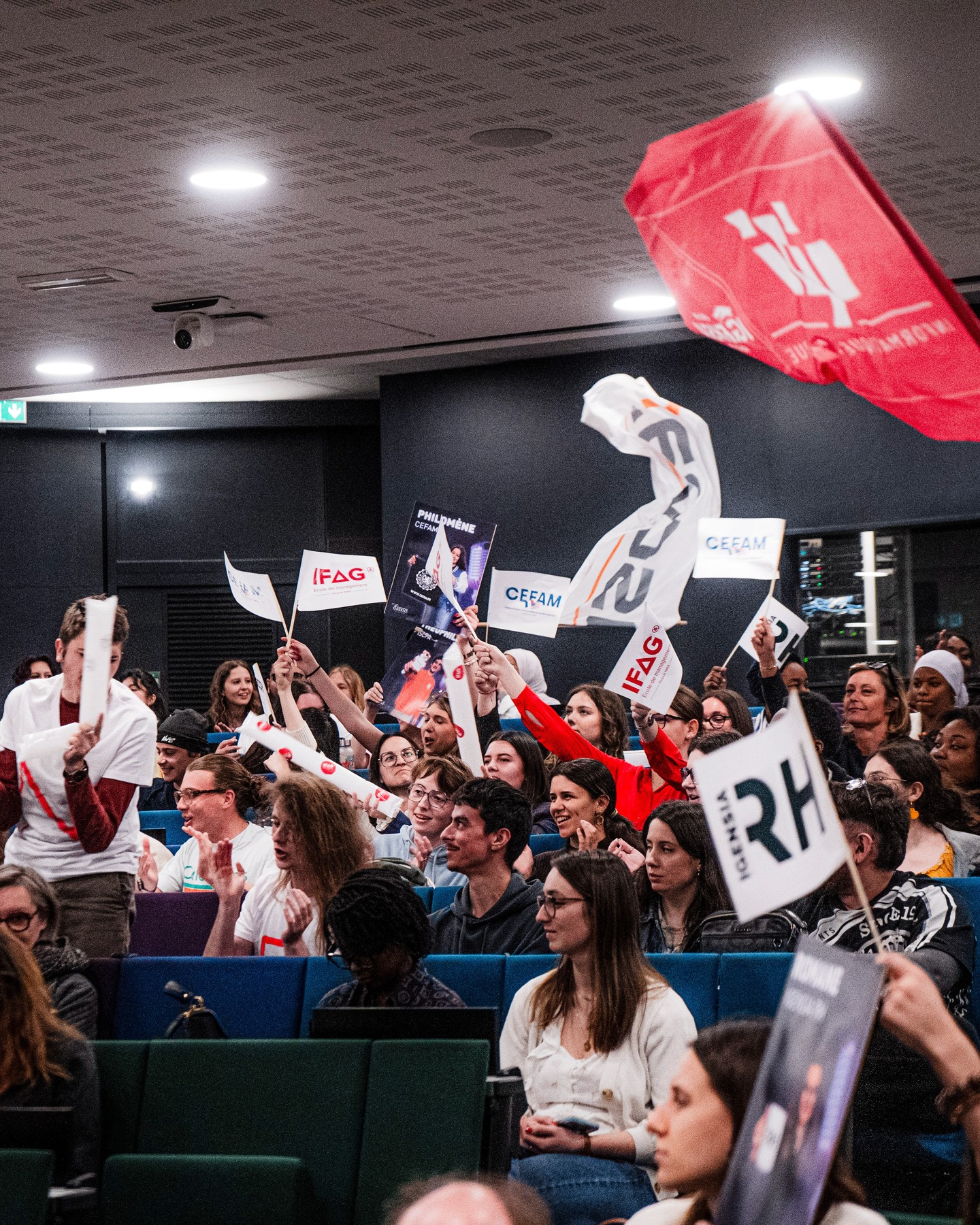 Retour sur le concours d'éloquence inter-écoles du Campus René Cassin 🎤
Lundi, notre Campus a organisé le premier concours d’éloquence inter-écoles réunissant 15 écoles.
Au programme : du stress pour les candidats, mais surtout des prestations de qualité. Des profils variés, des parcours différents, et pourtant un talent commun qui a su s’exprimer à travers chaque prise de parole.
📷 @le__asb