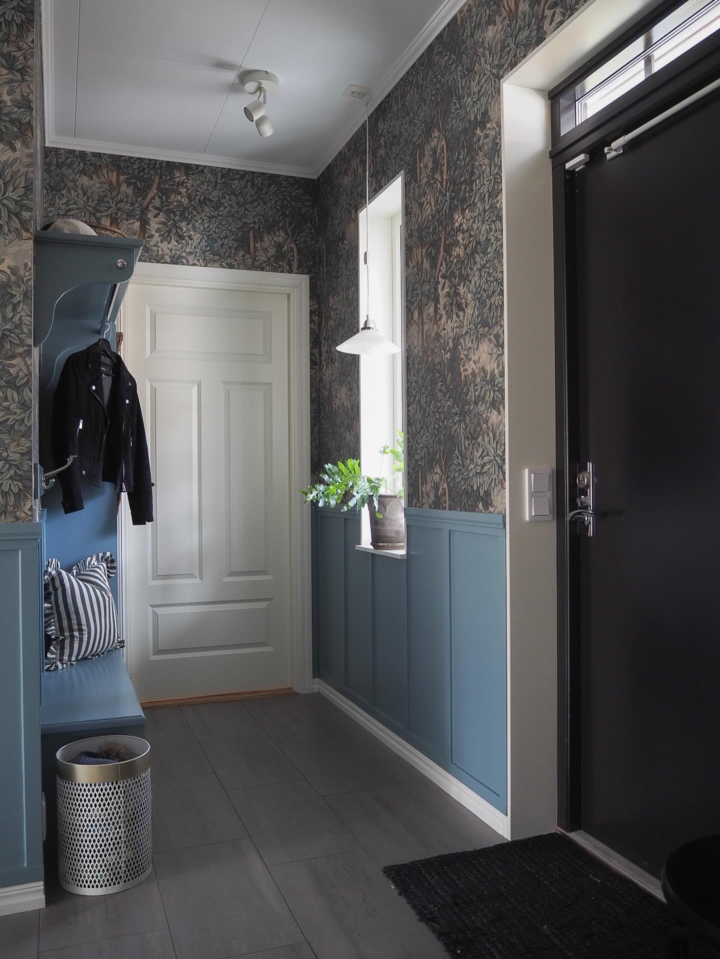 Idag bjuder jag på en klassisk efter och före! 🌳
För dig som inte är övertygad om att kulör och mönster gör skillnad så ser du ett bevis här 🤗 Om du har svårt att välja kulör och tapet så hjälper jag dig gärna!
#inredahall #inredmedkulörer #sandbergwallpaper #farrowandball #inredningshjälp