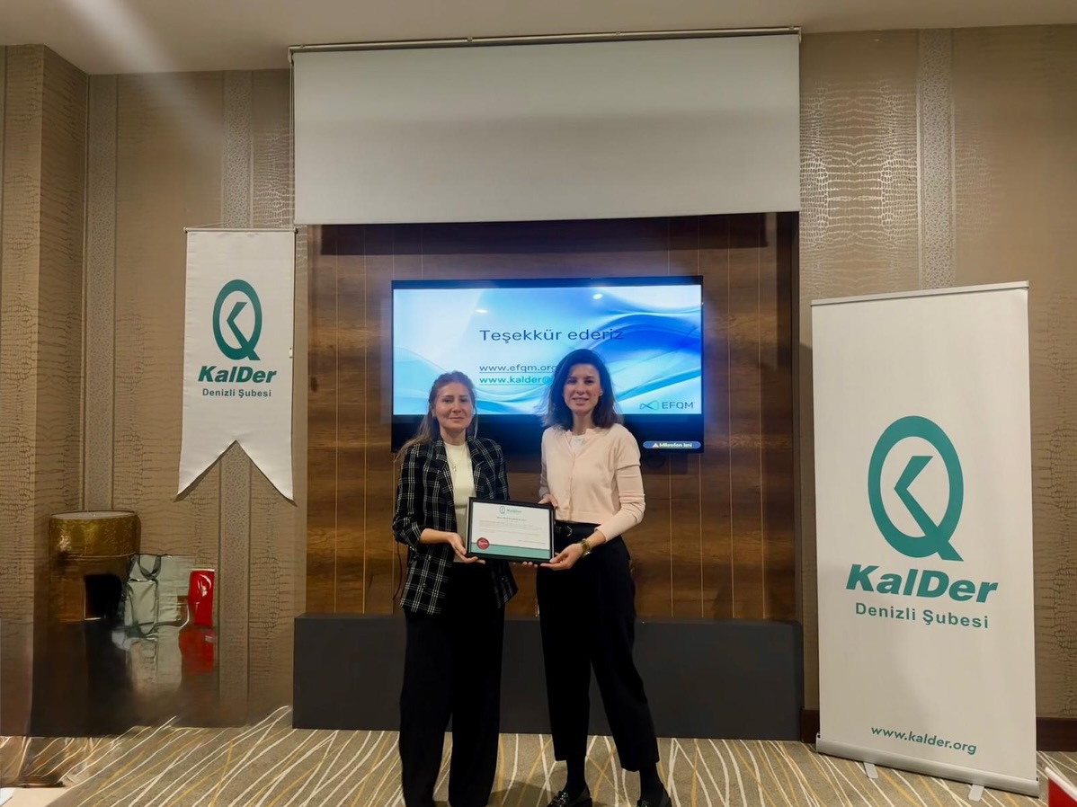 KalDer Denizli Şubesi olarak, KalDer Ödül Sekreterimiz Esra Karakaş Kurşun’un değerli aktarımıyla gerçekleştirdiğimiz yüz yüze EFQM Temel Eğitimimizi başarıyla tamamladık.
Katılımcılarımıza ilham veren, bilgi ve deneyimiyle sürece katkı sağlayan Esra Karakaş Kurşun’a teşekkür sertifikası, Yönetim Kurulu Üyemiz Ayşen Doğar Kasapoğlu tarafından takdim edildi.
Eğitime katılım gösteren tüm üyelerimize teşekkür ediyor, edindikleri kazanımların kurumlarına ve süreçlerine değer katmasını diliyoruz.
Birlikte öğrenmeye, gelişmeye ve mükemmelliğe doğru ilerlemeye devam ediyoruz. ✨
#KalDer #KalDerDenizli #Efqm #eğitim