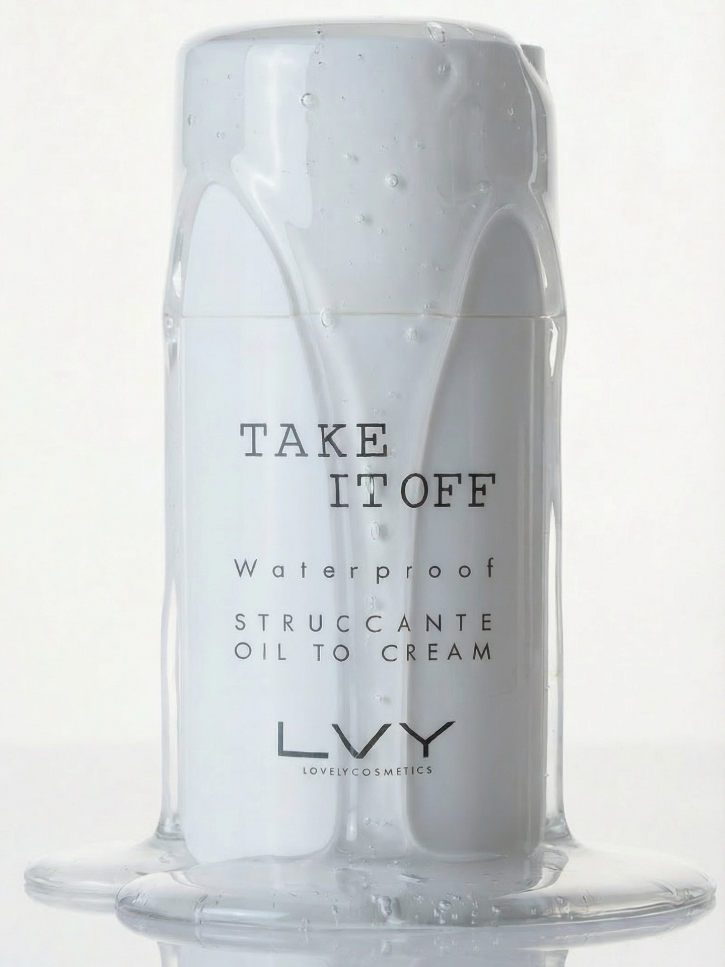 Czy wiesz, że większość problemów skórnych zaczyna się od… niedokładnego oczyszczania?
Take It Off od LVY Cosmetics to olejek, który nie tylko rozpuszcza makijaż — on rozumie, jak pracuje Twoja skóra. Nawet ten najbardziej oporny: wodoodporny tusz, długotrwały podkład czy pomadki — znika bez tarcia i podrażnień.
To, co go wyróżnia?
W kontakcie z wodą zamienia się w lekkie mleczko, które dokładnie oczyszcza skórę i nie zostawia tłustego filmu. Efekt to czysta, miękka i komfortowa skóra — bez uczucia ściągnięcia.
Formuła oparta na składnikach, które mają znaczenie:
– olej słonecznikowy, sezamowy i arganowy – odżywiają i wspierają barierę hydrolipidową,
– niezmydlone frakcje oliwy z oliwek – chronią i regenerują,
– witamina C i E – działanie antyoksydacyjne i ochrona przed stresem oksydacyjnym,
– fosfolipidy – wspierają naturalną strukturę skóry.
Dla kogo?
✔ każdy typ skóry — również wrażliwa
✔ makijaż codzienny i profesjonalny
✔ osoby, które chcą oczyszczać skórę skutecznie, ale delikatnie
Jak stosować?
Nałóż na suchą skórę, wykonaj masaż (szczególnie oczy i usta), dodaj odrobinę wody, aby uzyskać emulsję, a następnie spłucz.
Efekt?
Czysta skóra, bez podrażnień. Gotowa na kolejne etapy pielęgnacji.