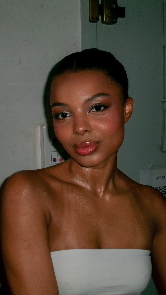 Uen journée avec moi en tant que Makeup Artist💫
Produits utilisés ⤵️
@maccosmetics
@patrickta
@sephorafrance
@madebymitchell
@kryolanofficial
@charlottetilbury
Modèle @maelle_srmt
Photo et DA @lyntheamuse_