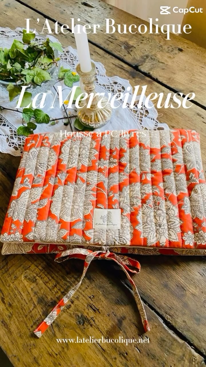 🧡 Découvrez La Merveilleuse, housse pour PC et/ou livres, en version Jaïpur, réalisée sur commande pour une cliente.
Disponible sur la boutique en ligne (lien en bio).
Cette housse matelassée raffinée vous permet de ranger en toute élégance et sécurité vos livres préférés, tablettes et PC.
Elle dispose d’un rabat fermé par un joli noeud ainsi que plusieurs emplacements pour stylos et autres accessoires.
Disponible en trois tailles pour s’adapter à tous vos besoins :
* Taille S : 13 x 20 cm
* Taille M : 18 × 25,5 cm
* Taille L : 26,6 × 33 cm
N’hésitez pas à liker et à partager ma publication ou bien à faire un tour sur le site internet de l’Atelier (lien en bio) où vous retrouverez tous mes accessoires poétiques (sacs, pochettes, bananes, bourses, trousses…), aux détails précieux et aux finitions très soignées, dans des tissus romantiques, raffinés et délicats.
Charlotte
🌿 L’Atelier Bucolique
#couture #faitmain #madeinfrance #houssealivres #artisanat houssePC