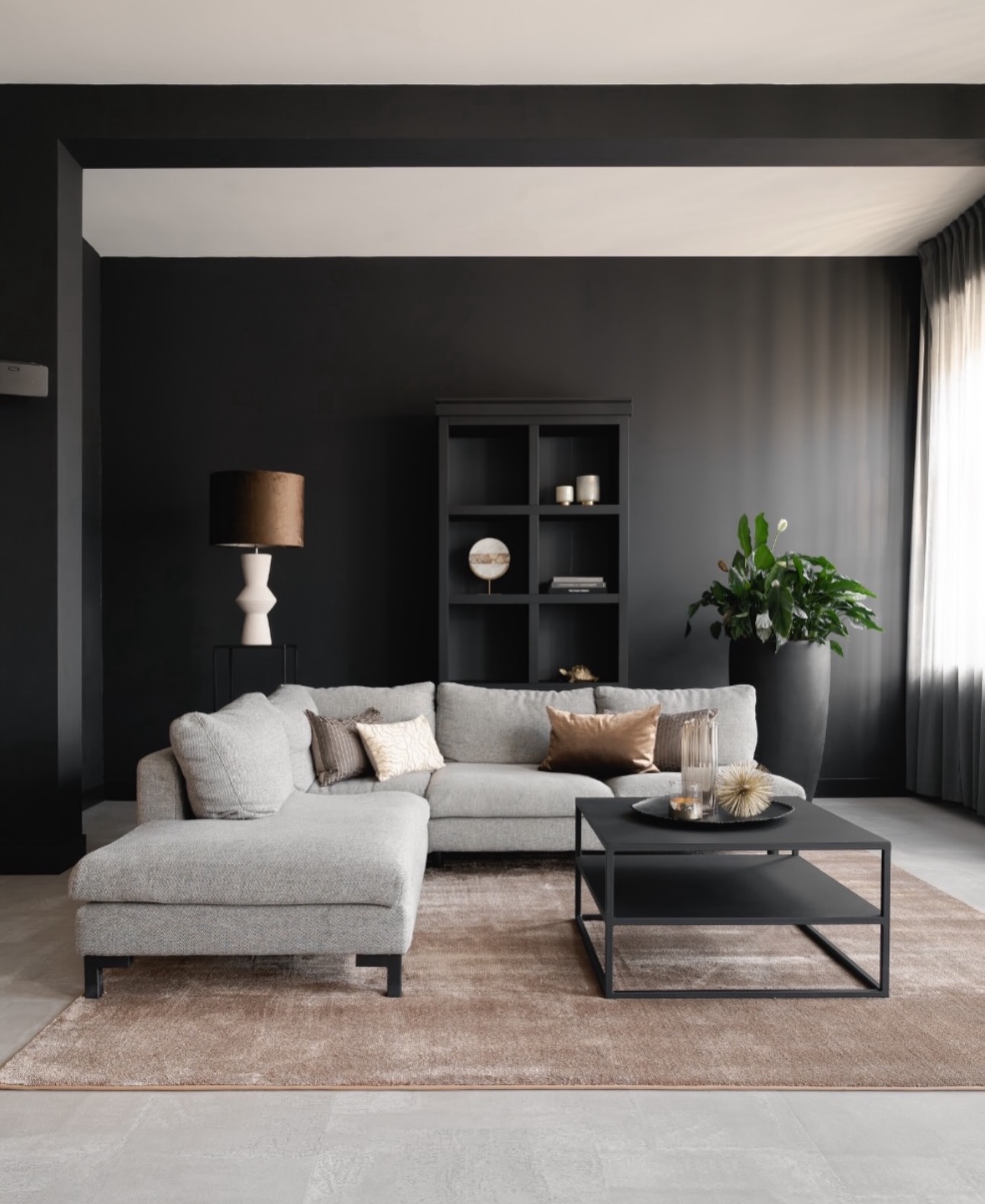 Een karpet maakt je interieur echt af 🤎
Het brengt warmte, sfeer en zorgt voor een mooie verbinding in je ruimte.
Bij ons in de showroom vind je verschillende stijlen, structuren en kleuren – allemaal op maat te maken zoals jij het wilt.