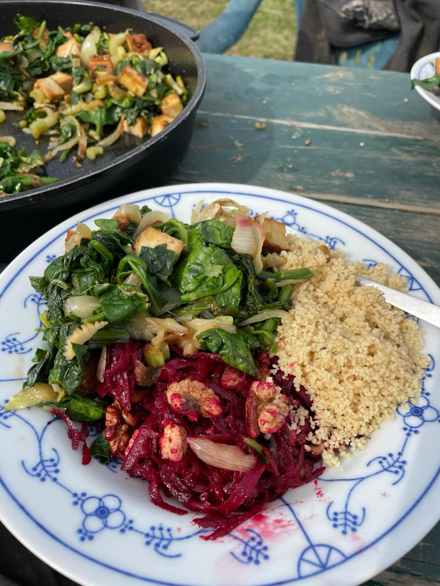 Mittagessen für unser Gartenteam auf dem Feld. Lecker zubereitet von Lucy, mit dem Frischestem direkt vom Acker. #lucykochtlecker #dankelucy
