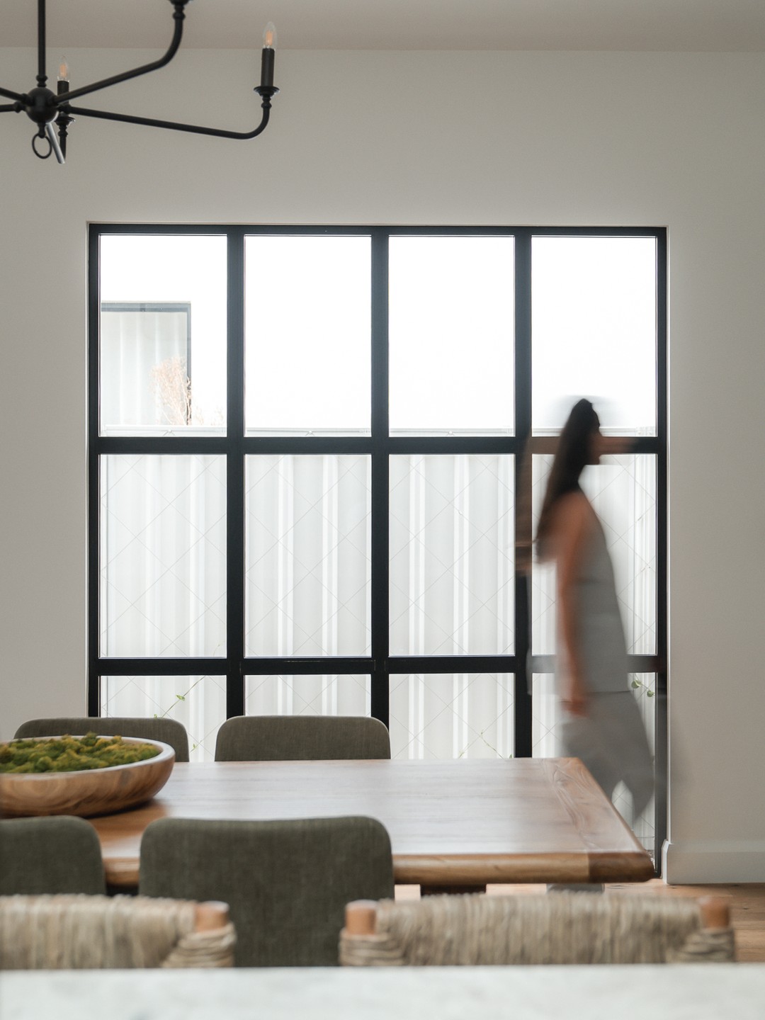 Light moves differently through this part of the Hove home.
Soft, filtered, and never harsh. Just enough to shape the space and shift with the day.
From the dining table to the quiet moments in between, it’s a window that does more than frame a view, it sets the tone for how the space feels.
Photographer: @mediiahouse
#adelaidehomes #adelaidebuilder #adelaideinteriordesign #interiordesign #custombuiltnewhomes