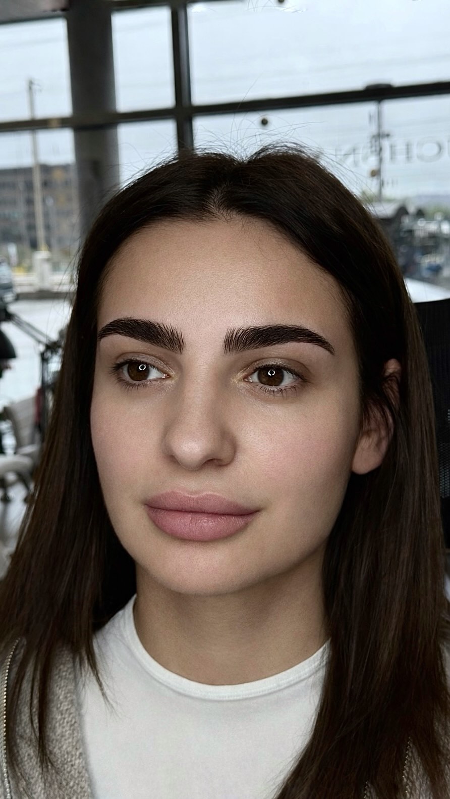 Unserer Spezialistin für Augenbrauenkorrektur, Brow- und Lash-Lifting Nadia kann man mit gutem Gewissen einen echten Diamanten nennen 💎
Wer einmal bei ihr war, sagt fast immer dasselbe: Endlich hat es jemand geschafft, wirklich schöne Ergebnisse zu erzielen – oft sogar besser, als erwartet 🥰
Nadja hat ein außergewöhnliches Gespür für Proportionen und Typologie und wählt Formen, Farben und Schwünge so, dass sie perfekt zur jeweiligen Person passen. Sie arbeitet präzise, sauber und sicher und schenkt jedem Gast während der Behandlung volle Aufmerksamkeit.
Selbst anspruchsvolle Brauen und Wimpern bringt sie in eine harmonische, ästhetische Form.
Und jetzt beherrscht sie auch eine absolute Neuheit auf dem Markt: das koreanische Lash-Lifting – für besonders natürliche, gepflegte und langanhaltende Ergebnisse.
Wenn Sie sich wirklich schöne, individuell abgestimmte Brauen und Wimpern wünschen, sind Sie bei Nadja in den besten Händen 🙌🏼