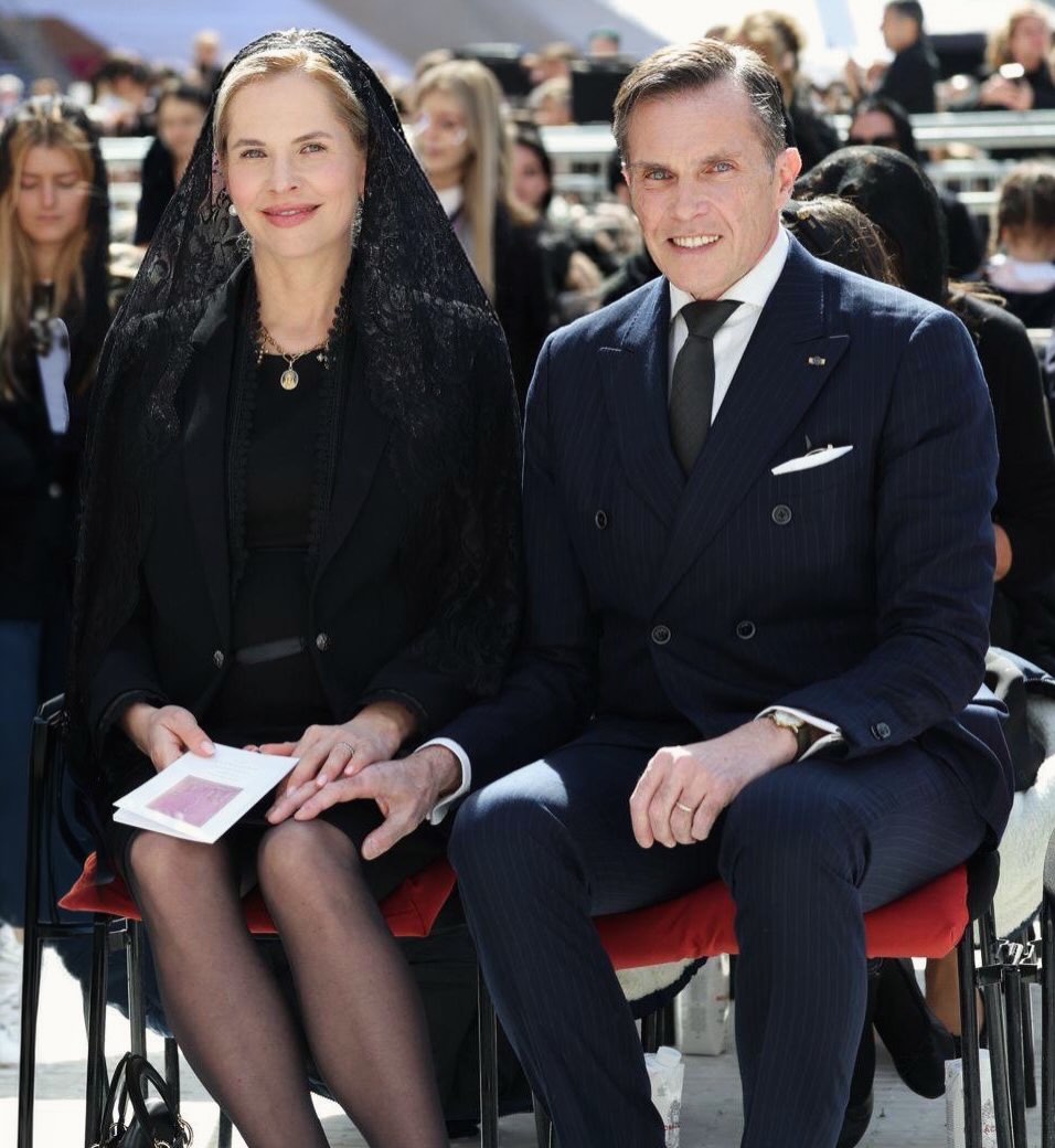 Visite du Saint Père à Monaco. Pour la première fois depuis près de cinq siècles, un Pape s’est rendu dans la Principauté. Une visite historique. 🇮🇩🙏🏻
*****************************************
#popeleoxiv #charlesphilippedorleans #princecharlesphilippedorleans #princessenaomidorleans #naomidorleans Photos merci Claudia