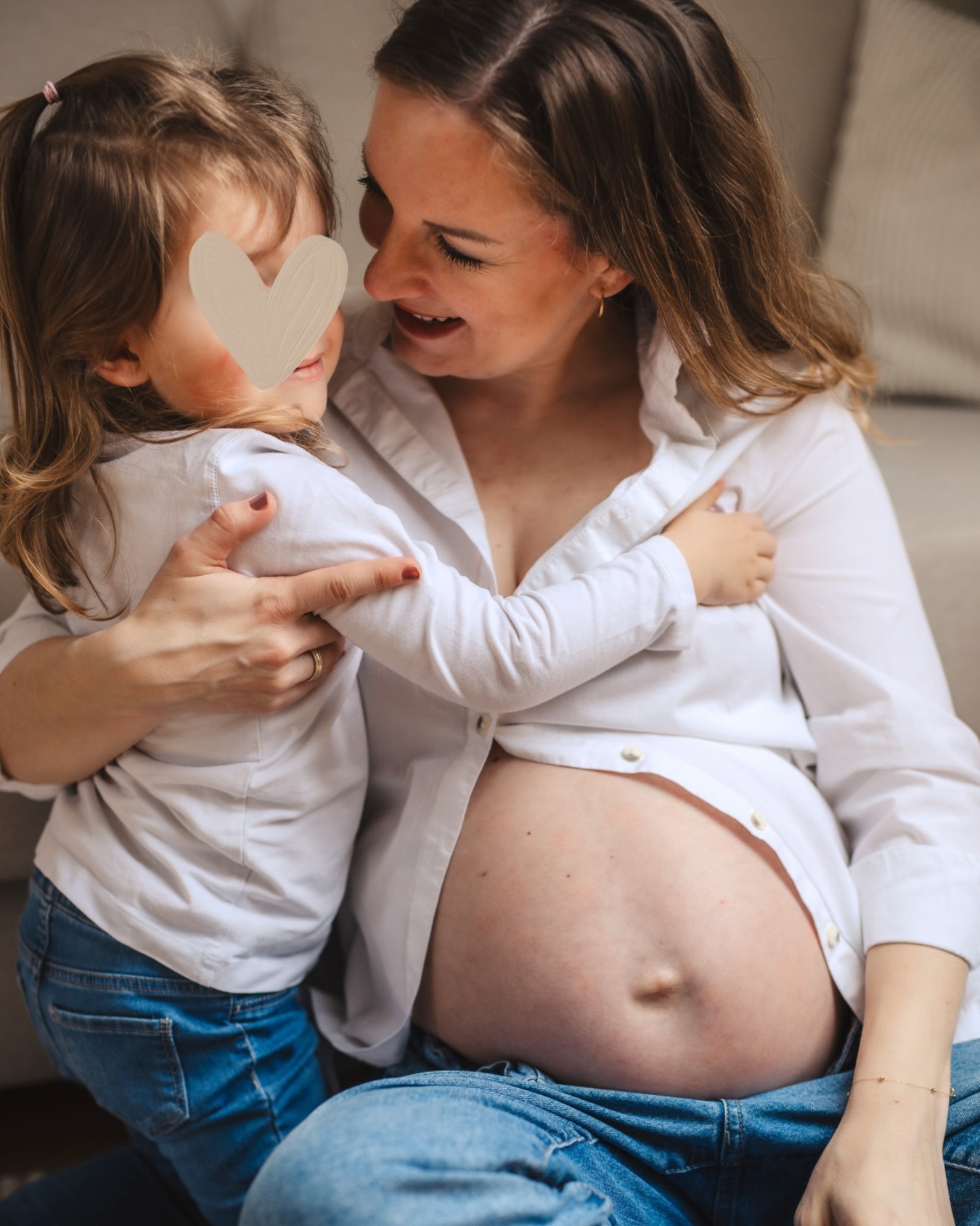 Ein Ganz besonderes Shooting🤍
Ein Babybauchshooting als Home Story in euren eigenen vier Wänden ist etwas ganz Intimes und Persönliches. Es geht nicht nur darum, den wachsenden Bauch festzuhalten – sondern dieses besondere Gefühl einzufangen, das euch in dieser Zeit begleitet.
Zuhause entsteht dabei eine ganz natürliche Atmosphäre. Ihr seid in eurer gewohnten Umgebung, umgeben von den Dingen, die euch vertraut sind. Das nimmt sofort den Druck raus. Ihr könnt euch fallen lassen, müsst nichts darstellen oder „richtig machen“. Alles darf leicht sein, ruhig, echt.
Gerade in der Schwangerschaft ist es so wertvoll, sich wohlzufühlen. Ihr könnt euch jederzeit zurückziehen, euch umziehen, eine Pause machen oder einfach einen Moment für euch genießen. Diese Entspanntheit spiegelt sich später in den Bildern wider – in kleinen Gesten, zarten Berührungen und ehrlichen Blicken.
Ein Home Story Babybauchshooting lebt von genau diesen Momenten: dem sanften Streicheln über den Bauch, dem Lächeln zwischen euch, dem Licht, das durch eure Fenster fällt. Es sind keine inszenierten Szenen, sondern Erinnerungen an eine Zeit voller Vorfreude, Nähe und Veränderung.
So entstehen Bilder, die nicht nur zeigen, wie ihr ausseht – sondern wie es sich angefühlt hat. Echt, warm und voller Bedeutung.
#babybauchshooting #liebezuhause #familyshooting #gefühlvoll #familienfotografinnrw