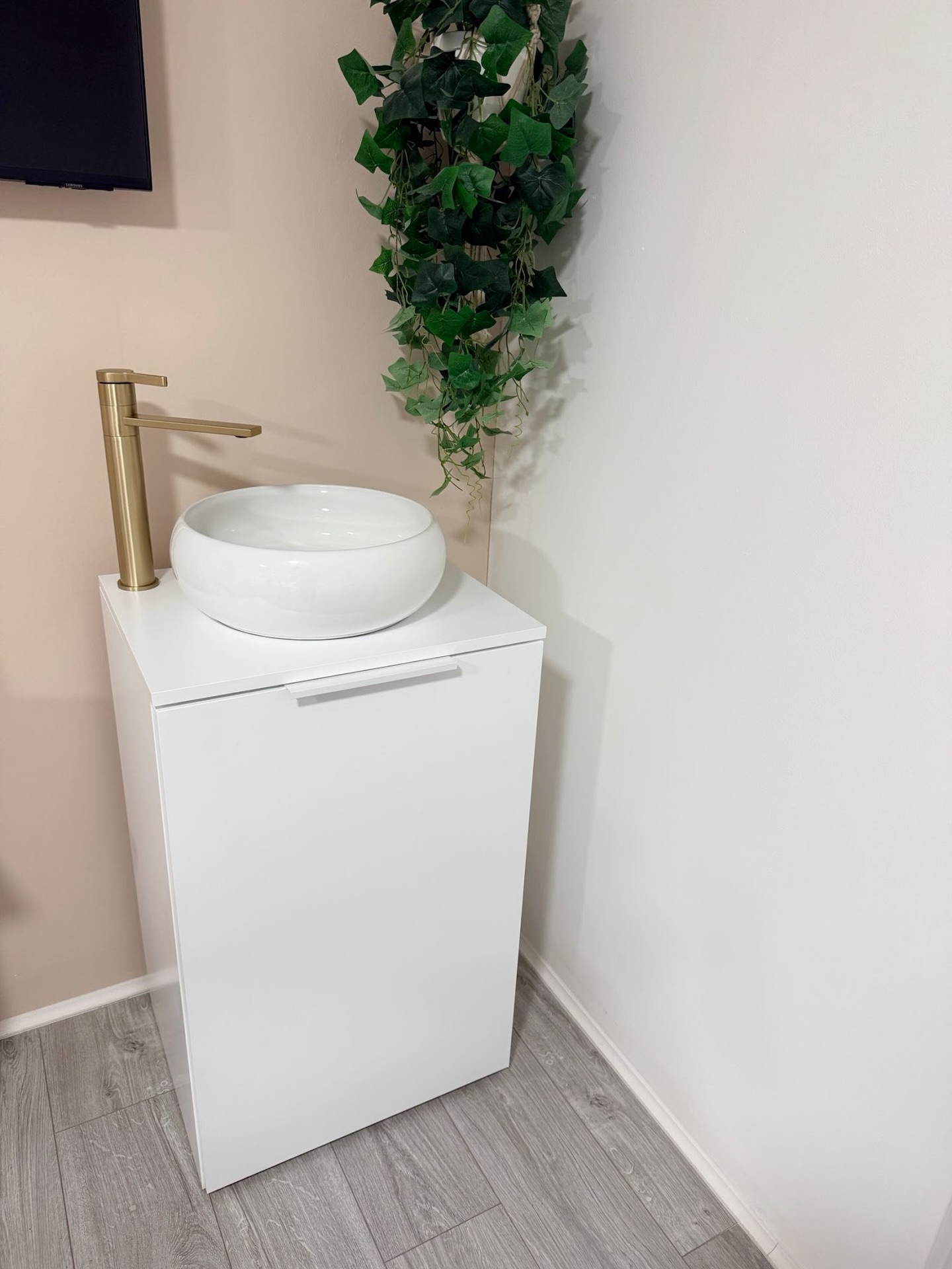 Customer photo incoming…
How perfect does Lavinia’s bespoke unit look in her space?
This is the 500mm single door unit in matte white we shared recently, paired with a gold tap for that clean, modern finish 👌🏼
✨ 500mm compact design
✨ Matte white finish
✨ Gold tap & accessories
✨ Hot & cold running water
✨ Consistent pressure every time
✨ Neat and tidy internal setup
Designed for setups where plumbing isn’t an option, without compromising on how it looks or performs 🤩
“I’m so happy I found this company! I needed a sink for my studio salon without the high cost and mess of plumbing, and this portable unit is exactly what I was looking for. It’s practical, can be customised, high-quality, and looks great in my space… highly recommend anyone looking to upgrade their space without the construction nightmare!”
Thanks so much for sharing this with us Lavinia, we love seeing them set up in your space 🙌🏼
#portablesink #ukbusiness #nomainswater #salon #sinksetup
