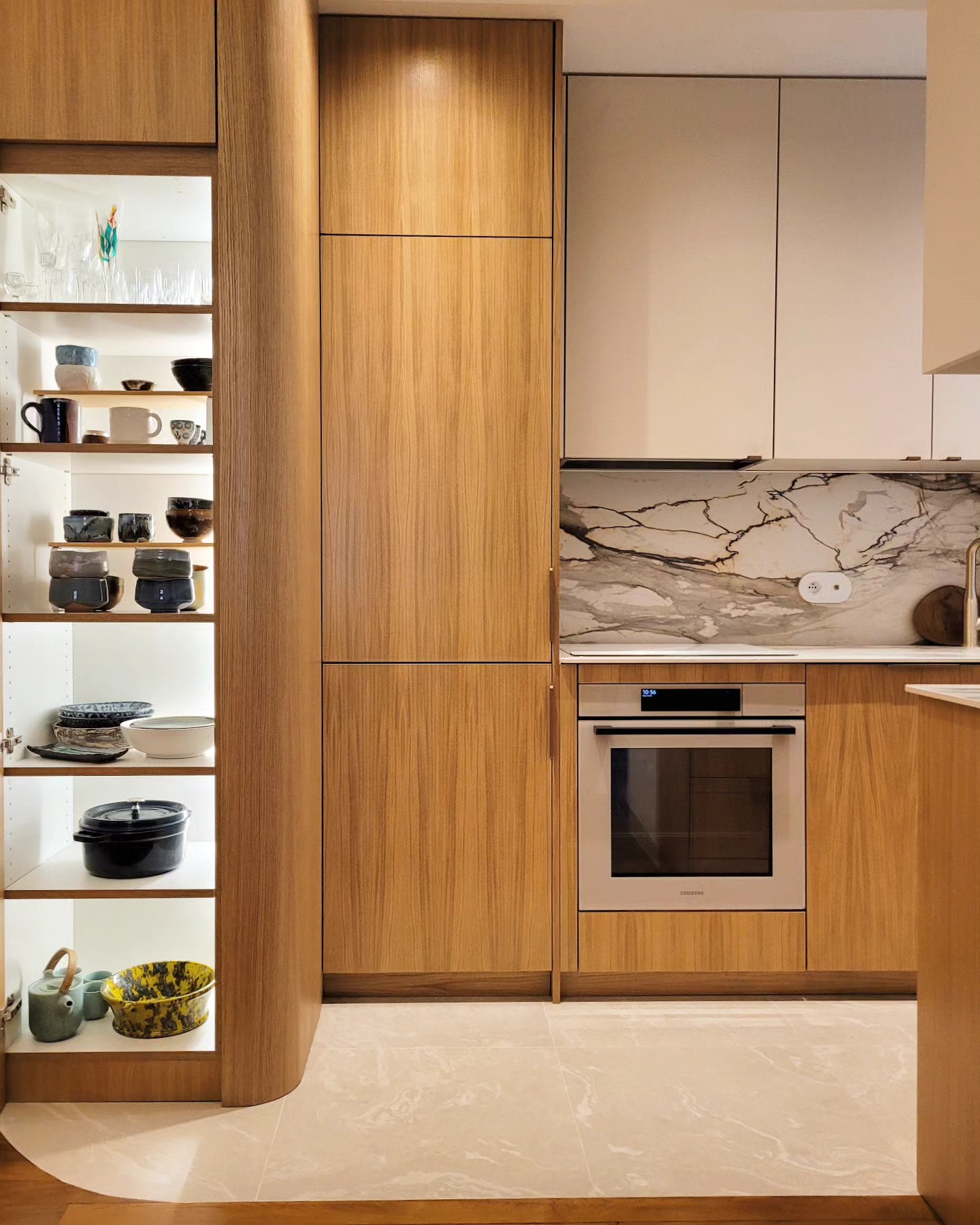 PROJET TRETAIGNE
Avant/Après
Cousue main et dessinée avec le cœur pour lui redonner chaleur et élégance. Située dès l'entrée de cet appartement haussmanien , la cuisine dessert les pièces de nuit et le salon attenant. Ancien cabinet médical, cet espace était à l'origine dédié à l'attente des patients
#archidaily#surmesure#kitchengoals#cuisine#menuiseriesurmesure#
📸 @ateliercesame