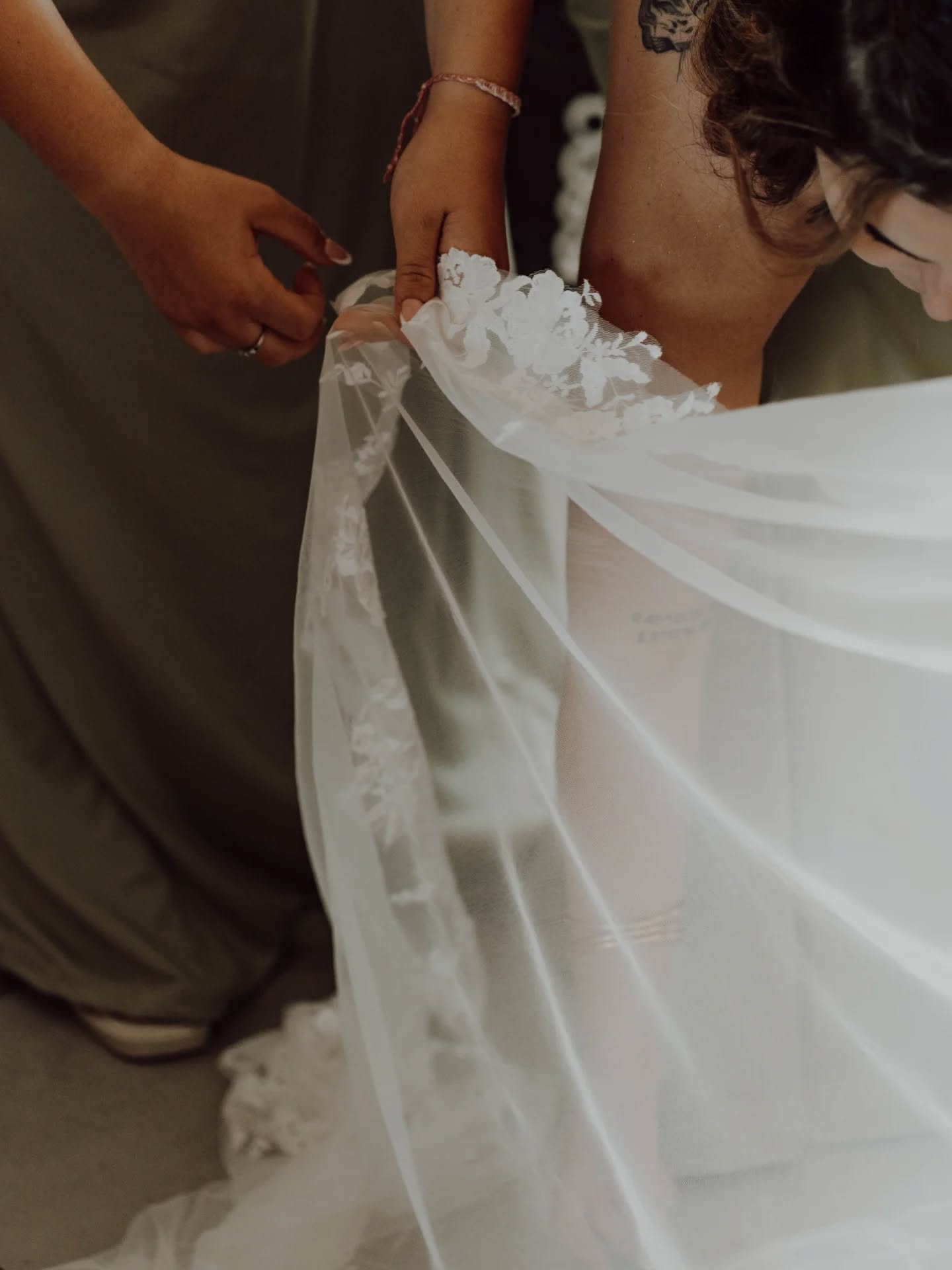 Avant l’effervescence, il y a la douceur… ✨
Des gestes pleins d’amour,
des regards chargés d’émotion,
Sa maman et sa fille qui ferment sa robe,
son papa qui ajuste délicatement son voile…
Une bulle hors du temps, avant le grand oui 🤍
#roanne
#photographeroanne
#photographemariage
#preparatifsdelamariee
#weddingphotographer
#momentprécieux