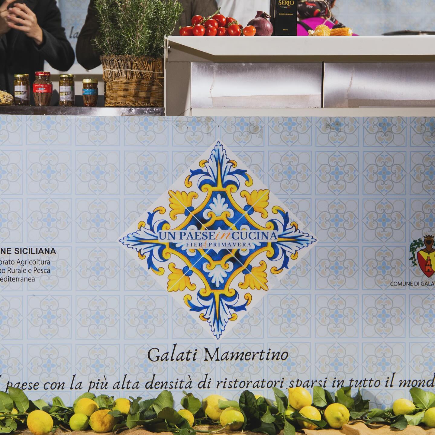 Eventi e Cultura
Nebrodi Arké valorizza il ricco patrimonio culturale dei Monti Nebrodi e della Sicilia, intrecciando tradizioni, storia e leggende che rendono unico il nostro territorio.
Con sede a Galati Mamertino, l’associazione si fa promotrice di iniziative che permettono ai visitatori di scoprire le radici profonde di questa terra, dove cultura e identità si fondono in un racconto millenario.
Organizziamo visite guidate nei borghi storici, che custodiscono antichi mestieri, architetture tradizionali e suggestioni senza tempo. Attraverso eventi, laboratori e rievocazioni, riportiamo in vita tradizioni secolari e storie popolari, come le leggende legate ai Nebrodi e alle figure mitiche della Sicilia.
Nebrodi Arké si impegna a creare esperienze culturali che non sono solo un viaggio nel passato, ma anche un’occasione per apprezzare la vitalità del presente. L’obiettivo è trasmettere l’essenza autentica del territorio, dove ogni pietra, tradizione e sapore raccontano una storia da vivere e ricordare. ✨🤍