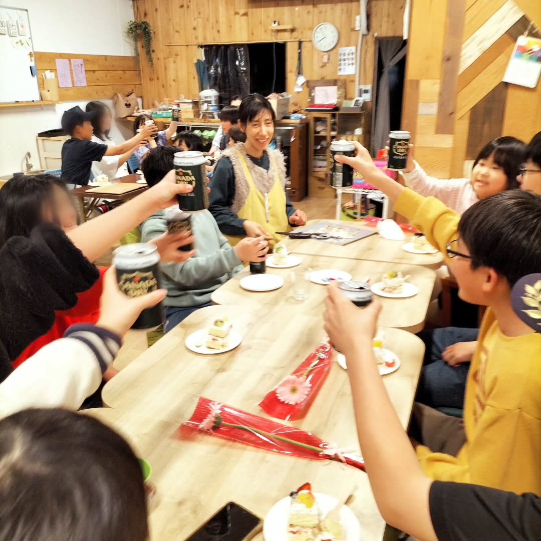 🌸本日は卒業と卒園おめでとう会🌸
これからはじまる新しい環境でも
信頼できる友達ができますように🙏
かんぱーい🥳🌸
#子どもの居場所
#成田かざぐるま
#子ども若者ライフサポートプログラム
#むすびえ