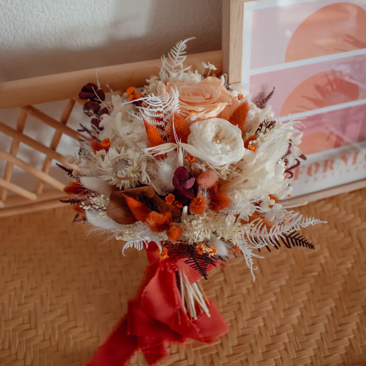 Bouquet de mariée 🧡🤍🤎
Trop heureuse d'avoir pu contribuer à la belle journée de Elodie et son mari 💍🫶
Bouquet qu'elle souhaitait blanc, terracotta en un petit bouquet rond 🧡🌾
Bouquet en fleurs séchées et stabilisées qui perdurera dans le temps pour le contempler et deviendra un trésor mémorable que vous pourrez chérir longtemps après la célébration 😍
Concevoir des arrangements uniques qui transmette l'amour et la joie qui vous unissent 🫶
Toujours un énorme bonheur pour moi de fleurir votre amour, un grand merci à Elodie pour la confiance, la bonne humeur lors de notre rencontre et sa grande joie en découvrant son bouquet, c'est vraiment le plus gratifiant pour moi 🧡
Tout le bonheur !
#bouquetdemariee#weddingsuisse#mariagesuisse2024#mariagesuisse#fleursechee#fleursstabilisees#bouqueteternel#fleuriste#fleuristesuisse#bouquetfleurssechees#bouquet#creatricesuisse#event#mariage#vaud#valais#geneve#neuchatel#berne#fribourg#driedflowers#flowers#mariageensuisse#