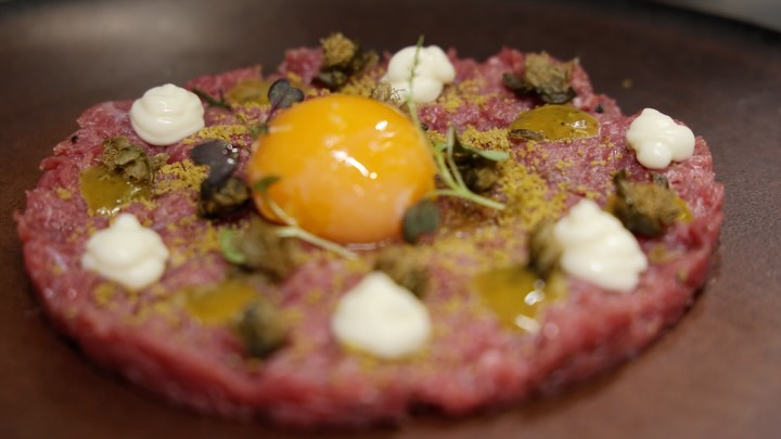 Cibo che parla.
Dolci che chiudono il cerchio.
E quell’atmosfera che non ti fa andare via.
La Petite Langoustine è questo… e anche di più.