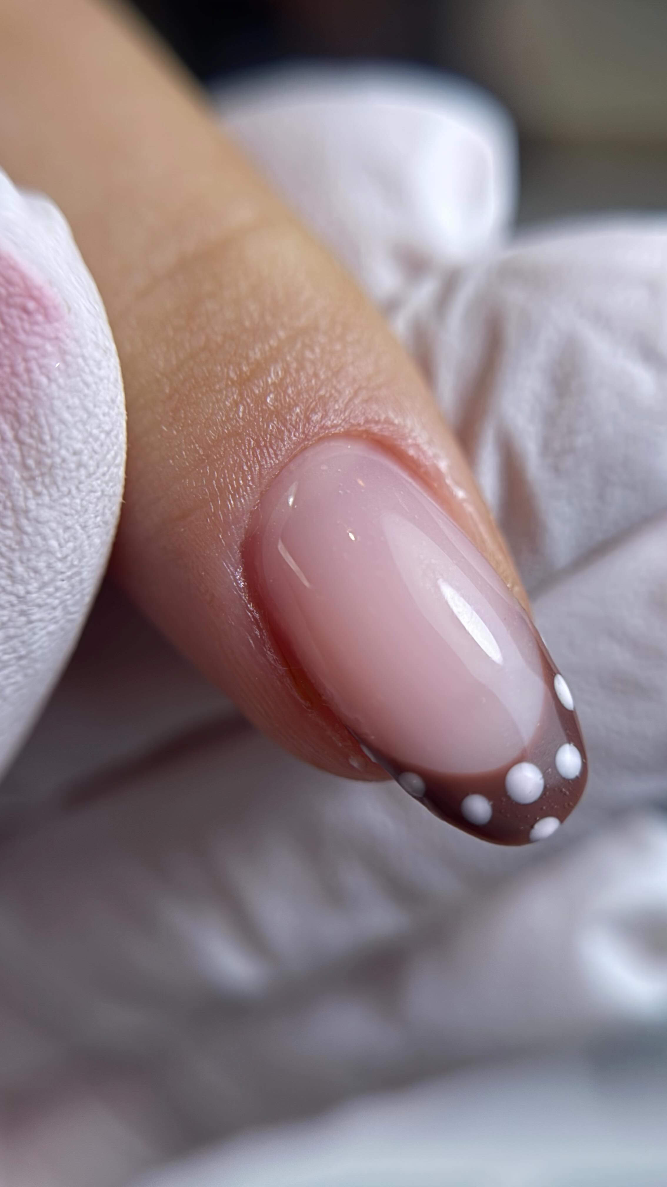 Experience is valuable.
But it doesn’t automatically mean correct.
In this industry, it’s possible to repeat the same techniques for years without ever being shown a better, safer, or more effective way of working.
Time alone doesn’t improve technique.
Understanding does.
I’ve worked with nail techs who have years of experience but are still struggling with:
-Retention issues
-Overfiling
-Incorrect prep
-Product breakdown
-Exposure risks they weren’t aware of
Not because they aren’t capable but because they were never taught differently.
Growth in this industry comes from being open to learning, unlearning, and adapting.
Not just from time spent doing the same thing.
Experience matters.
But education is what improves it.