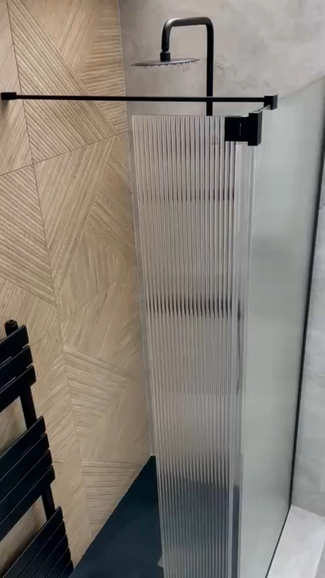 New showroom display, fresh on the floor 🤩
A clean, modern setup featuring 60x120 wall & floor tiles, paired with a wood-effect décor for warmth and contrast. Finished with black brassware, a fluted glass screen, LED mirror cabinet, and a heated towel rail to bring everything together.
A full look at how textures and finishes can work seamlessly in one space.
#ShowroomDisplay #BathroomInspo #BlackBrassware #FlutedGlass #ModernBathrooms #InteriorInspo #BathroomDesign