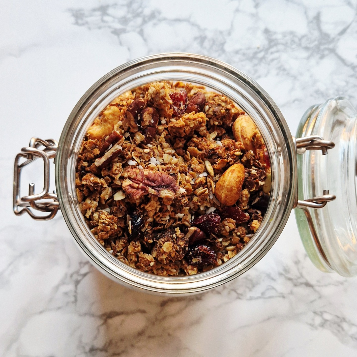 15 MINUTE AIRFRYER GRANOLA
Making your own granola is usually cheaper than shop bought 💰 and very easy to customise to your taste👌. Also, using the airfryer makes it so quick. 🙌 This recipe is adapted from @thehappypear
🛒 YOU’LL NEED
✔ 250g organic oats
✔ 50g mixed nuts, I use pecans, almonds and cashews 🌰
✔ 50g mixed seeds, I use an omega 3 seed mix
✔ 25g desiccated coconut 🥥
✔ 50ml maple syrup 🍁
✔ 50g coconut oil
✔ 50g dried fruit, I use cranberries and raisins 🍇
RECIPE
1️⃣ Preheat airfryer to 200°C and line the basket
2️⃣ Mix oats, nuts, seeds, coconut, maple syrup and coconut oil until well coated
3️⃣ Spread evenly in the basket
4️⃣ Air fry, timing will depend on your model, mine takes around 15 minutes. Stir well halfway through as it can catch quickly ⏱️
5️⃣ Allow to cool, then stir through dried fruit
💡 Store in an airtight container at room temperature
💡 Lasts up to 2 weeks
💡 Portion, 2 to 3 tbsp with yoghurt and berries 🫐
💡 Tip, use organic oats where possible. Oats can be more heavily sprayed with pesticides compared to some other grains, so choosing organic can help reduce exposure 🌾 I use @flahavansuk 's
You can easily adapt this to your taste preferences by:
• changing nuts and seeds
• swapping dried fruit
• adding flavours like cinnamon, vanilla or a pinch of salt