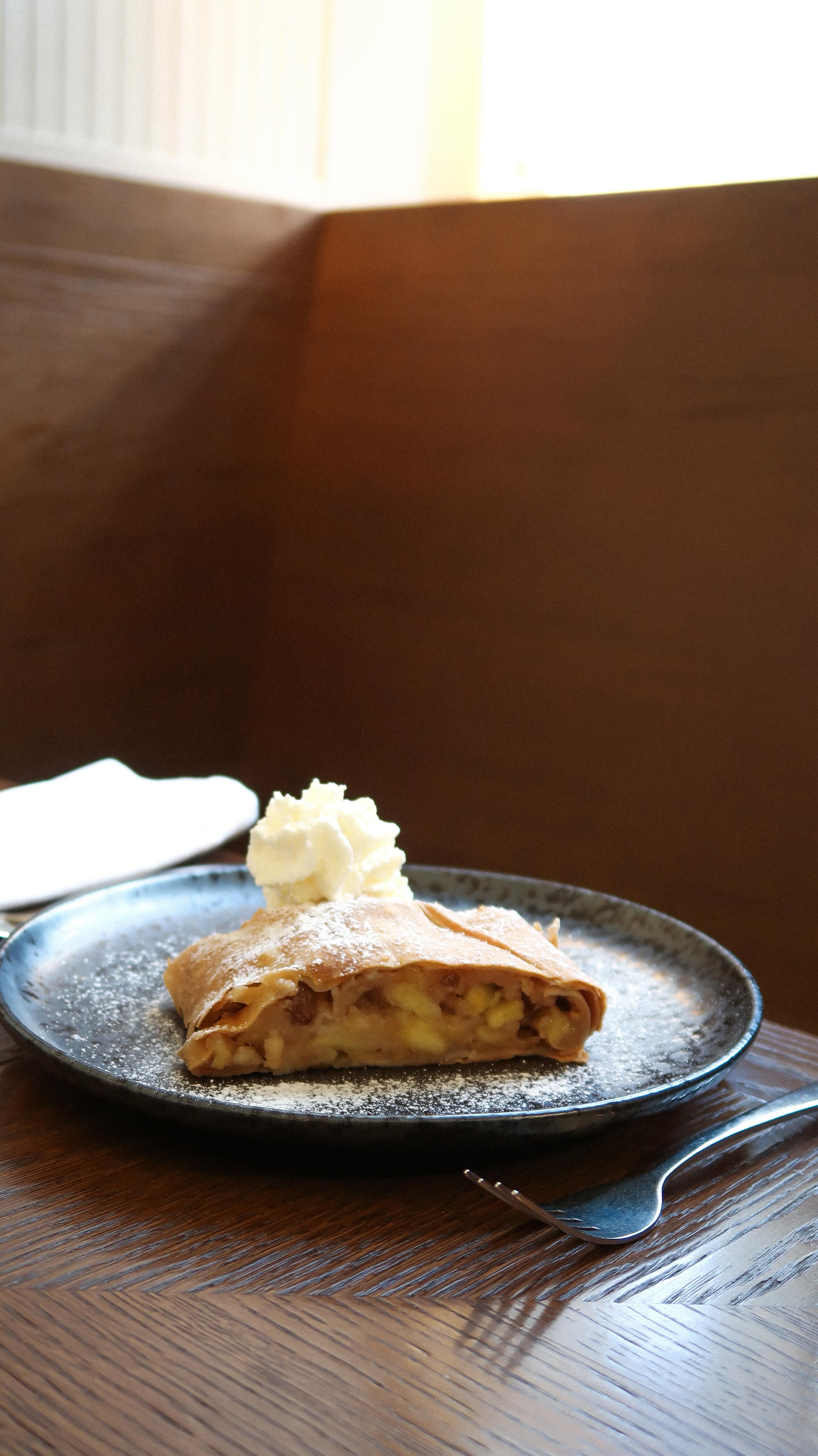 Blätterteig oder Strudelteig? 🤔 Für Andi gibt’s nur eine richtige Antwort 👨🍳
Echter Apfelstrudel wird mit Strudelteig gemacht –
so dünn ausgezogen, dass man eine Zeitung darunter lesen kann. ;)
Wie macht ihr euren Strudel? 😊
#Apfelstrudel #WienerKüche #Strudelteig #FoodMythos #AndiWojtak