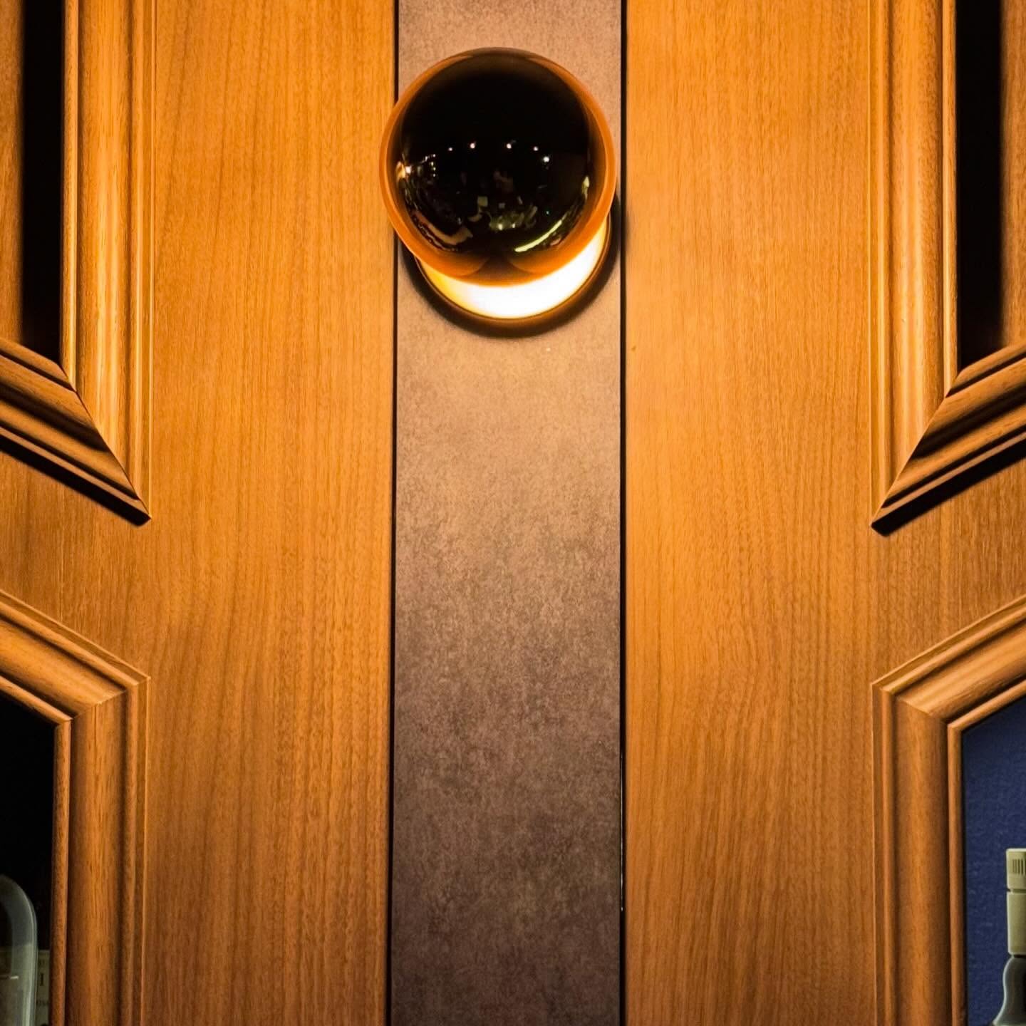 Precision is not minimal.
It is intentional.
In Japanese interiors, every joint, transition, and proportion is resolved before anything is added.
From the alignment of millwork to the quiet shift in floor level, simplicity is not absence. It is discipline.
From proportion to threshold, each move defines how a space is experienced.