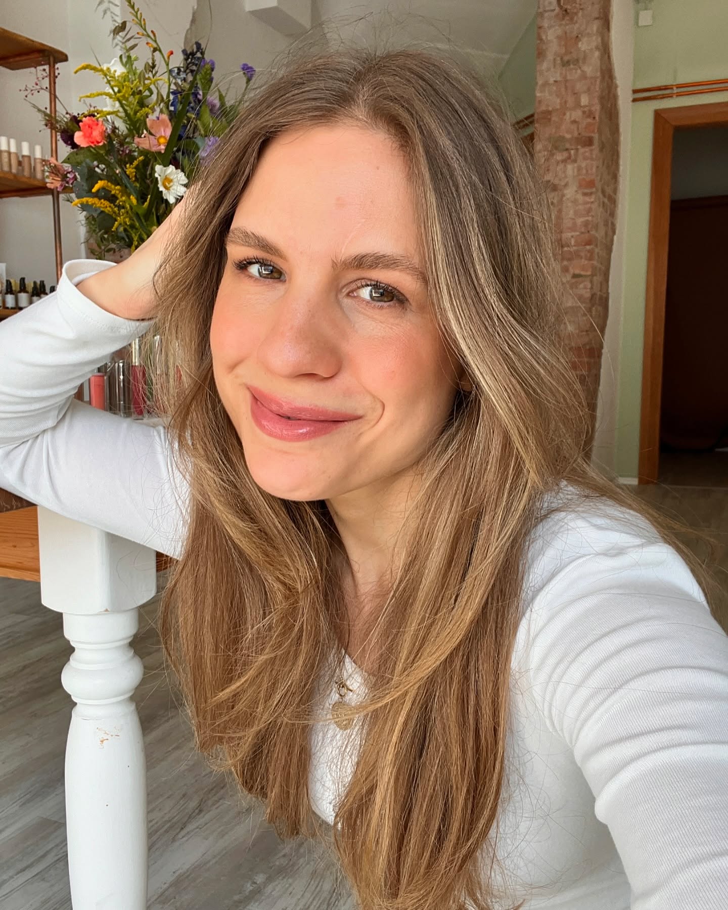 Hallo 🫶🏻🤗❤️
Da bin ich wieder! So oft habe ich die letzten Wochen diese Zeilen angefangen zu schreiben- aber jetzt wollen sie wirklich raus. Ich weiß, dass es keine Erklärungen braucht, wenn man mal eine Social Media Pause macht. Dass diese einige Monate gehen wird, habe ich nicht geplant. Ich hatte das Bedürfnis, leise zu werden in der immer schneller werdenden Social-Media und Instagram-Welt- ein Tempo, was mich wiederum angehalten hat. Leise werden, um mich in der Tiefe mit dem zu verbinden, was mir hier von Anfang an so am Herzen lag. Was ich euch an Impulsen mitgeben möchte und vor allem die Verbindung zu meinem Herzensthema Beauty (Inside Out) - womit damals alles anfing. Ohne Druck. Die Leichtigkeit und den Spaß, die Liebe und Leidenschaft für Naturkosmetik, Skincare, Haut und Make-up mit der Tiefe, dem Inneren und der Ganzheitlichkeit zu verbinden. Schönheit individuell und pur. Dem perfekten Unperfekten, ohne Filter. Das alles beinhaltet für mich ‚Beauty‘.❤️
Mein Fokus lag die letzten Monate auf den Natural Beauty Coachings (ja, die mache ich noch mit vollem Herzen🫶🏻😍), der Begleitung von vielen wunderschönen, Frauen auf ihrem Weg zu einer natürlichen Beauty Routine und vielen Erkenntnissen zu sich selbst. Einem ganz neuen Umgang, Beauty bewusst als etwas Schönes in den Alltag zu integrieren.
Ich habe noch mehr beobachtet, was diese tollen Frauen alle verbindet, was sie wirklich bewegt, Fragen und Unsicherheiten, aber auch kleine Glücksmomente im Studio, die mir immer wieder ins Herz gehen und mich sehr berühren.🥰🙌🏻
Das möchte ich hier wieder mehr zeigen. Denn: ich habe den Austausch mit EUCH so sehr vermisst!❤️Diese Verbindung und eure Unterstützung hier sind für mich super wertvoll und ich möchte mich von Herzen bedanken für so viele liebevolle Nachrichten die letzten Wochen und Monate, die mich hier erreicht haben - das ist nicht selbstverständlich!🥹🫶🏻❤️
Es gibt vieles zum Teilen und ich freue mich darauf. Gleichzeitig bin ich ziemlich aufgeregt, endlich wieder auf den ‚Posten‘-Knopf zu drücken.🙃
Die wichtigste Frage: was habt ihr hier am meisten vermisst, was wünscht ihr oder beschäftigt euch? Wird direkt notiert.🥰
Danke❤️
Lisa