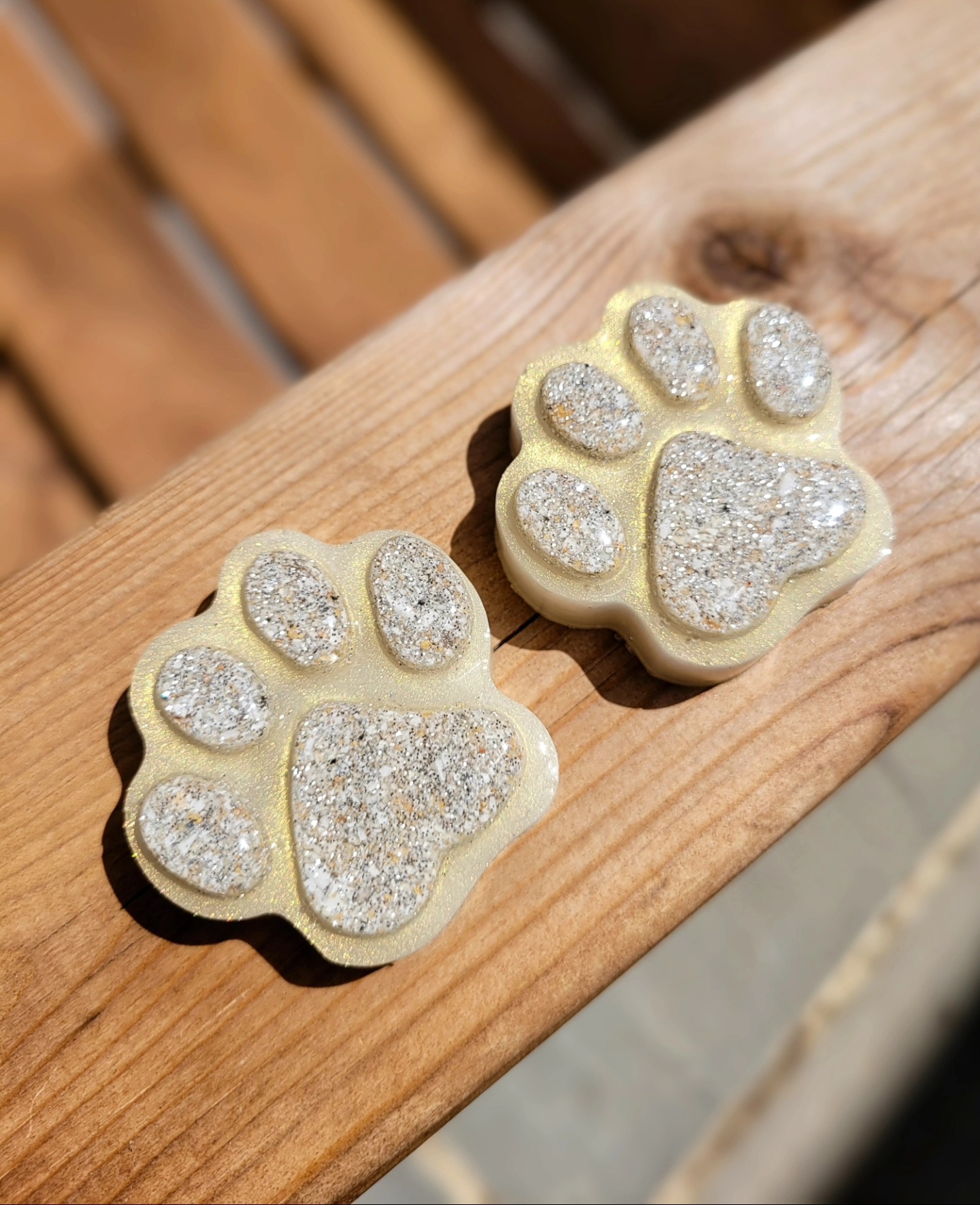 The Paw Print Memorial 🐾🕊
These gorgeous little paw prints are a throwback from last summer, in memory of a gorgeous Siamese cat called Loki 🐱🤎 and what a JOY it was to make them! The pearlescent shimmer was used to resemble Loki's beautiful fur, and the silver sparkle was an ode to the silver collar she always wore 🥰 swipe to see them shimmer! ➡️✨️
Although last year, I had to sadly close my commission slots for these beauties, as I became too unwell to put my all in to them (and being the perfectionist I am, I accept nothing but the best when I work something.) Ot was painful to do so as its something I cherished doing so much 🥺
HOWEVER! The Paw Print Memorials are making a comeback 🥳 because, very excitingly, The Solace Sanctuary's website is launching VERY soon! 💻 which means I can open up commissions for the Paw Print Memorials again, and peoples precious fur babies can be with them once more 🤍🕊