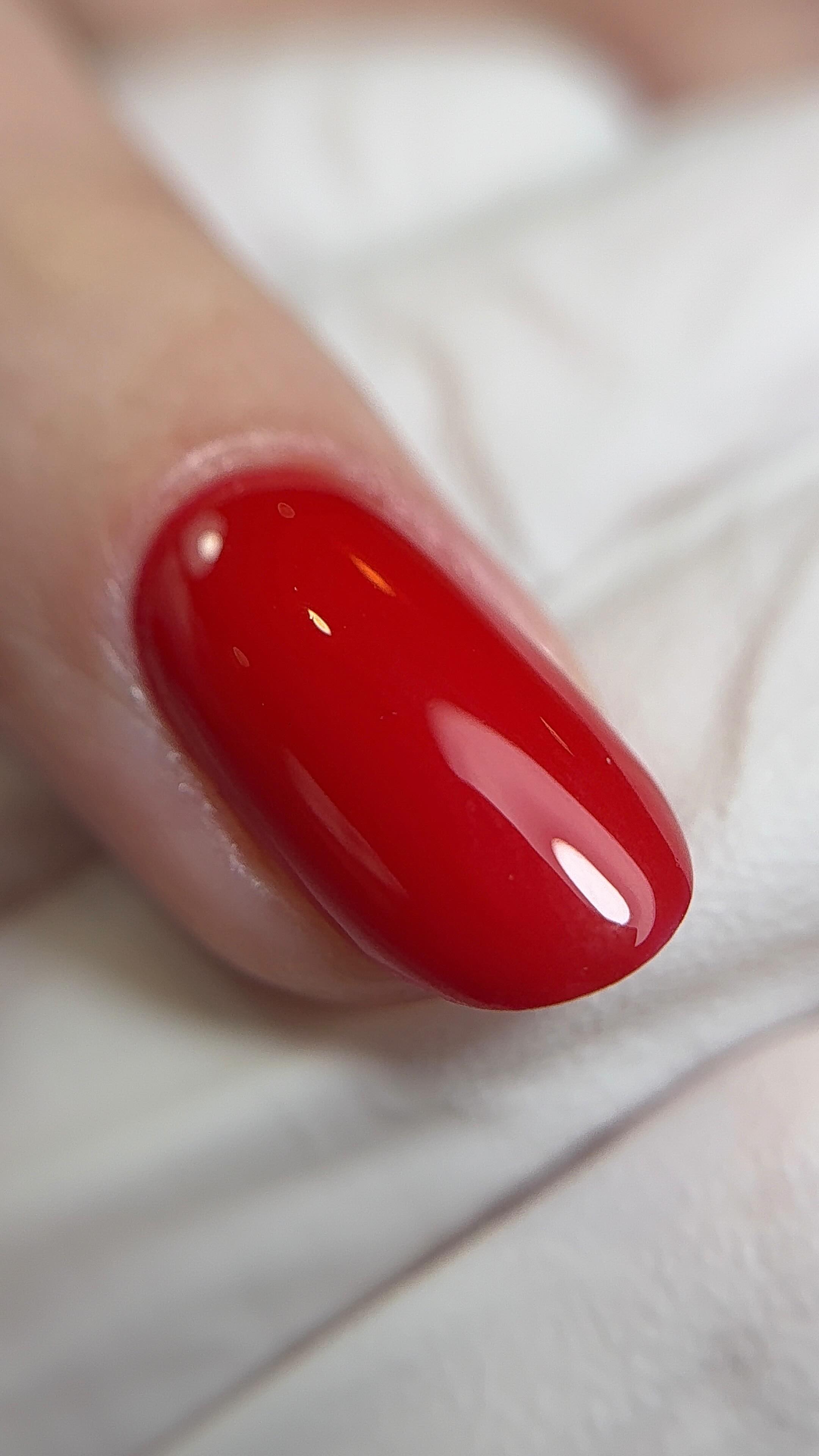 STOP doing your own nails if you’re not qualified.
With the amount of information online, it’s easy to think doing your own nails is simple.
But without the correct knowledge and training, it can lead to long-term problems.
I regularly see online those who have:
-Overfiled their natural nails or overworked the skin
-Applied product to the skin�-Used incorrect curing lamps/cheap none professional products
-Caused lifting and trapped moisture (greenies)
-Unknowingly increased their exposure to uncured product
All of these increase the risk of developing allergies and damaging the natural nail.
Nail systems aren’t just about applying product.
They require an understanding of prep, structure, curing, and safe working practices.
This isn’t about saying you shouldn’t ever do your own nails.
It’s about recognising that without proper training, the risks are much higher than most people realise.
If you want to learn how to work safely and confidently, my training is designed to give you that foundation.
*reel featuring students works*