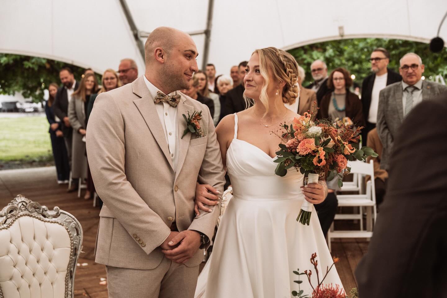 Schlechtwetteralternative? Nicht für Maike & Tim 😍 Unser Trauzelt ist längst mehr als nur Plan B.
📸 @sabinedfotografie
#Hochzeislocation #Trauzelt #HausamSeeGochNess