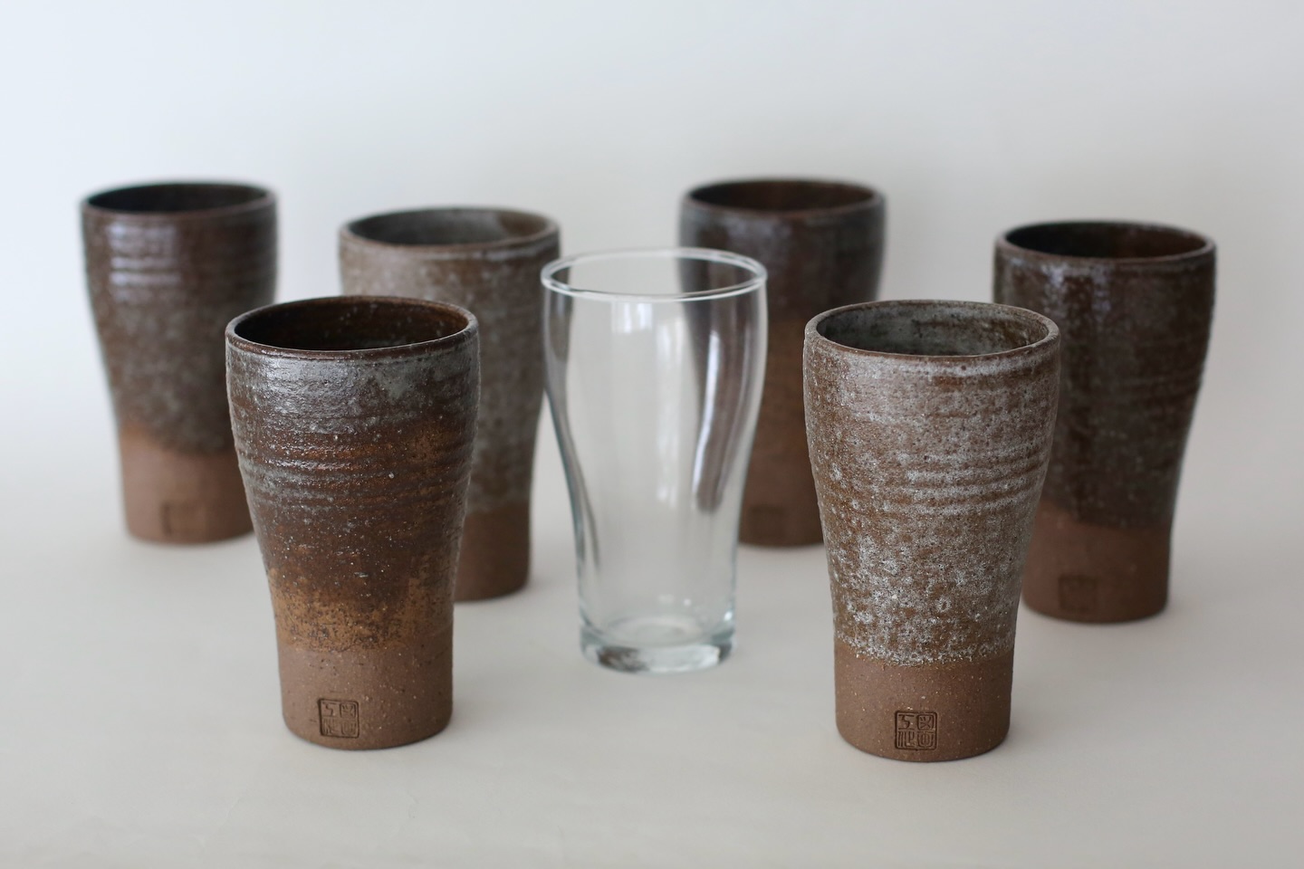 New! ZUKO “Slim Dusty Schooner - Duncan’s Outback Edition”is available this Saturday @kirribillimarkets. My favourite Australian country singer🎤🎸🍻
#handmade #pottery #australianmade #sustainable