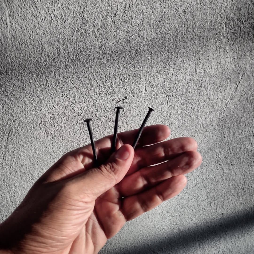 A astúcia da bruxa reside na arte de transmutação: tudo aquilo que nasce sob outra fé pode ser reaceso como virtude viva a serviço da Arte Sem Nome. Nada é fixo; tudo pode ser refeito na forja oculta do espírito.
O poder que anima o ferreiro é mais que ofício é encarnação. Ele se ergue como reflexo do Primeiro Ferreiro Divino, Tubalcaim, aquele que ensinou aos homens os mistérios do ferro e do fogo. O metal, quando domado, torna-se veículo de vontade; a forja, um altar onde matéria e espírito se reconciliam. Assim, a arte de moldar o ferro revela-se como uma das faces mais antigas da Arte Mágica artesanal aquela que concede meios, instrumentos e poderes ao praticante do Ofício Celestial, legado deixado pelos Anjos que desceram à Terra.
Há um conto no folclore que fala de um ferreiro cigano que teria forjado os três pregos da crucificação de Jesus Cristo. Dois destinados às mãos, um aos pés, compondo não apenas um instrumento de dor, mas um selo oculto: o triângulo da manifestação, símbolo da fixação do espírito na matéria, do verbo cravado na carne.
Os pregos, assim compreendidos, transcendem sua forma vulgar. Tornam-se chaves da Arte Mágica capazes tanto de selar e proteger quanto de ferir e amaldiçoar. Na Tradição, podem ser alinhados aos eixos do mundo: à imutável Estrela Polar no Norte, guia dos caminhos invisíveis, ou ao sagrado Cruzeiro do Sul, cuja presença no céu do hemisfério austral vibra em consonância com a minha própria corrente de Arte.
Aqui repousam três pregos, forjados pelas mãos de um artesão habilidoso mas ainda adormecidos em sua potência plena. Serão despertados na próxima Sexta-Feira Negra, sob as correntes da Arte Feiticeira, consagrados não apenas pelo fogo e pela vontade, mas também sob a bênção do Velho Chifrudo, Senhor das Bruxas.
Os pregos foram forjados pelo ferreiro @coelho_bushcraft
#witchcraft #traditionalwitchcraft #pellar #devil #witch
cunningman