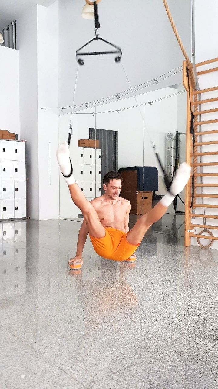 Gymnastic Flares on Yoga Blocks using:
www.fitprogress.com/shop/fitflare
FitFlare is the perfect tool for mastering gymnastics flares. Weighing less than 1.5 kg (3.3 lbs), its minimalist design makes it easy to set up indoors or outdoors. The adjustable strap ensures a quick hanging, and the smooth, soft fabric allows the ankles to move with less friction, enhancing stability during practice.
FitProgress Studio Coaching @HandstandTrack Balance Support System.