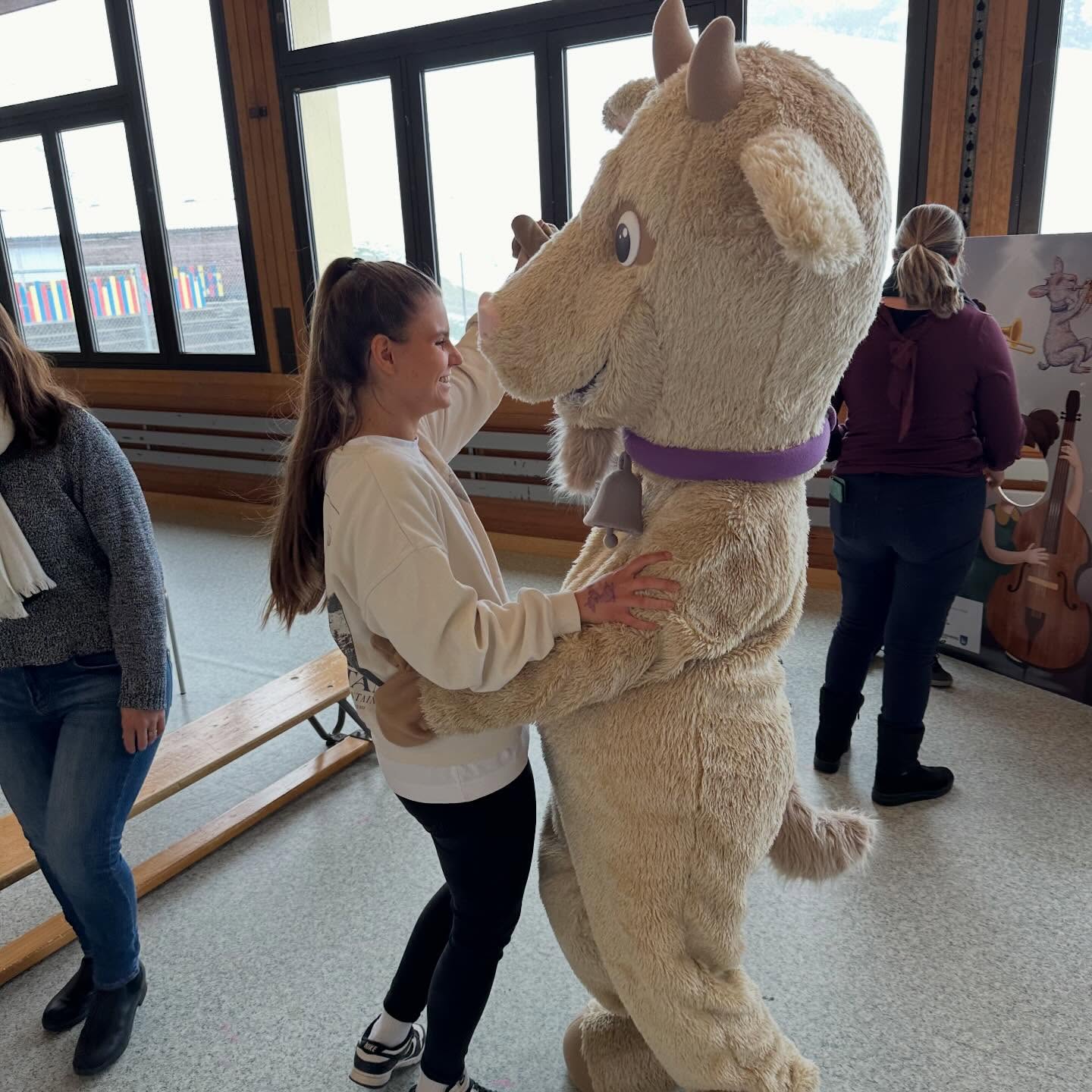 Eigentlich wollten wir stehen bleiben…
…hat nicht funktioniert. 🐐💃
Wenn Musik da ist, bewegt sich etwas.
#Più #Gemeinschaft #Kinderkonzert #Musikverbindet #MusikErlebenFamilienkonzert