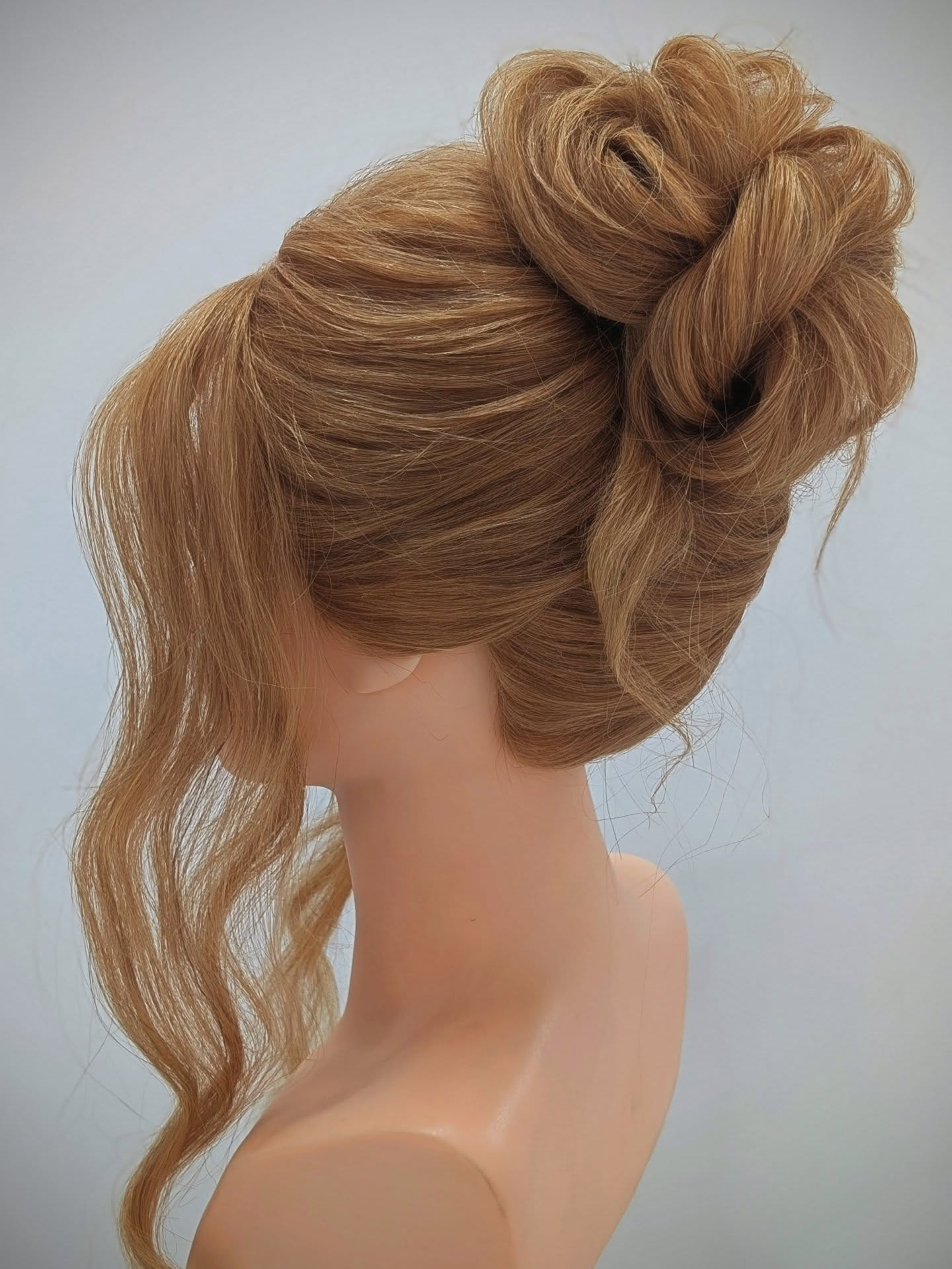 I always say you never stop learning.
I had a fantastic hair training day, and picked up some valuable tips from @hairbyhannahtaylor. My head is full of new ideas, and I’m looking forward to incorporating these techniques into my work.
Here are a couple of quick styles I practiced today — my model wasn’t the most talkative 😂
#hairup #hairtraining #continuedlearning #hairartist #hairstylistuk