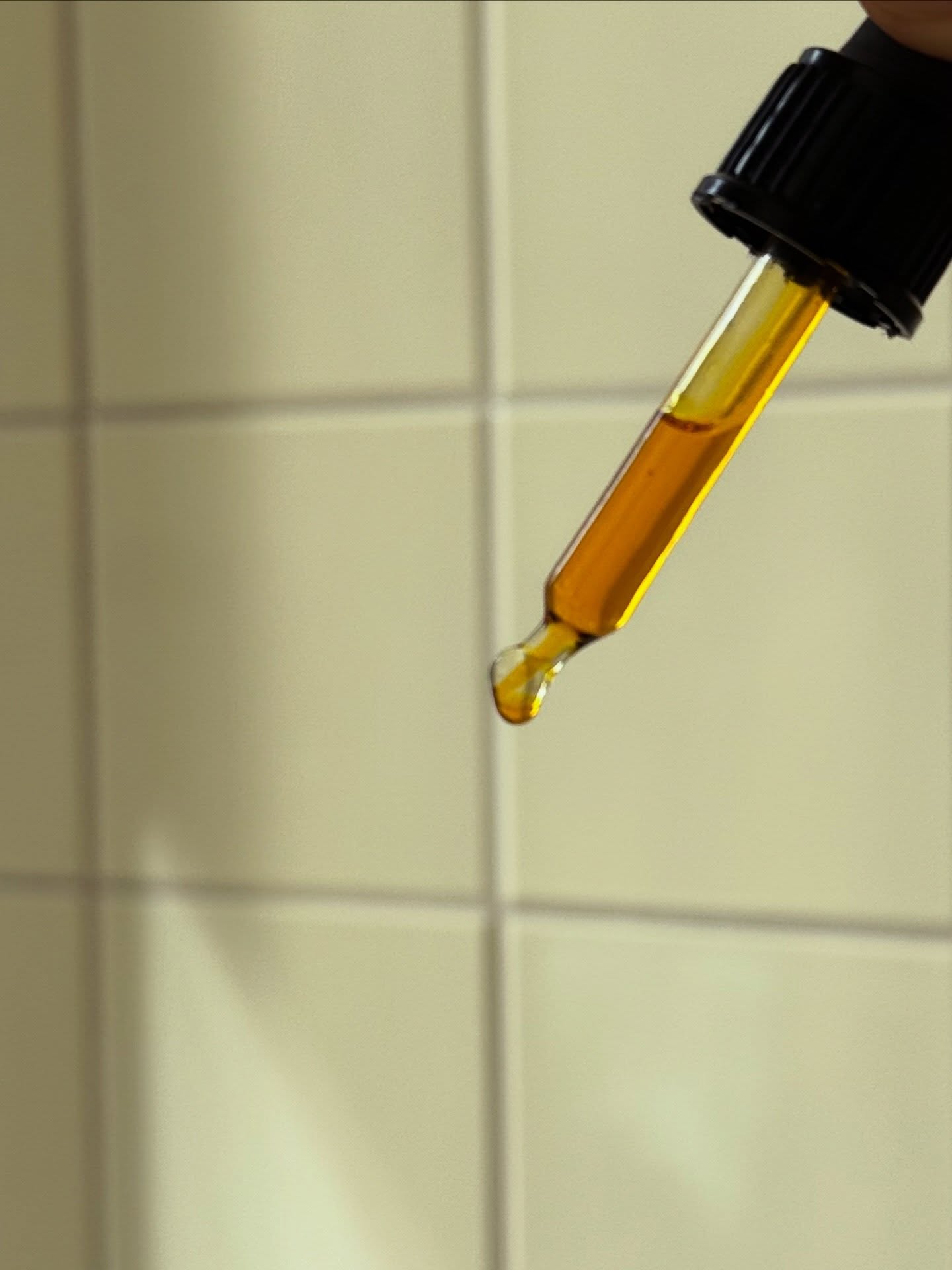 ✨ Bright Eyes fra Herbal Salvation
En beroligende, let til de sarte øjenområder. Denne fine olie er pakket med antioxidanter, og med kombinationen af koldpresset økologisk hybenkerneolie, morgenfrue, arnica og lavendelblomst blødgører den huden og virker udglattende samt modvirker hævelse og rander under øjnene. 🌱
Pris: 225kr
Købes på vores webshop på www.lajolie.dk eller i vores butik på Valby Langgade 30a! 🫶🏼
#lajoliedk #heledig #herbalsalvation #brighteyes