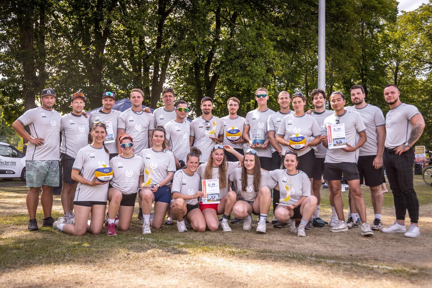 DEUTSCHE VERMÖGENSBERATUNG
Dominik und Robert sind dieses Jahr zum ersten Mal als Sponsor dabei gewesen, kannten unser Turnier aber schon seit ein paar Jahren. Aus diesem Grund waren sie nach unserer Anfrage sofort überzeugt und haben uns ihre Unterstützung zugesichert. Nicht nur im vorherigen Prozess waren sie präsent, sondern auch am Wochenende. Neben unserem Turnier konntet ihr bei ihnen Informationen zur Deutschen Vermögensberatung sammeln, aber auch bei kleineren Spielen mitmachen.
#deutschevermögensberatung #volleympics