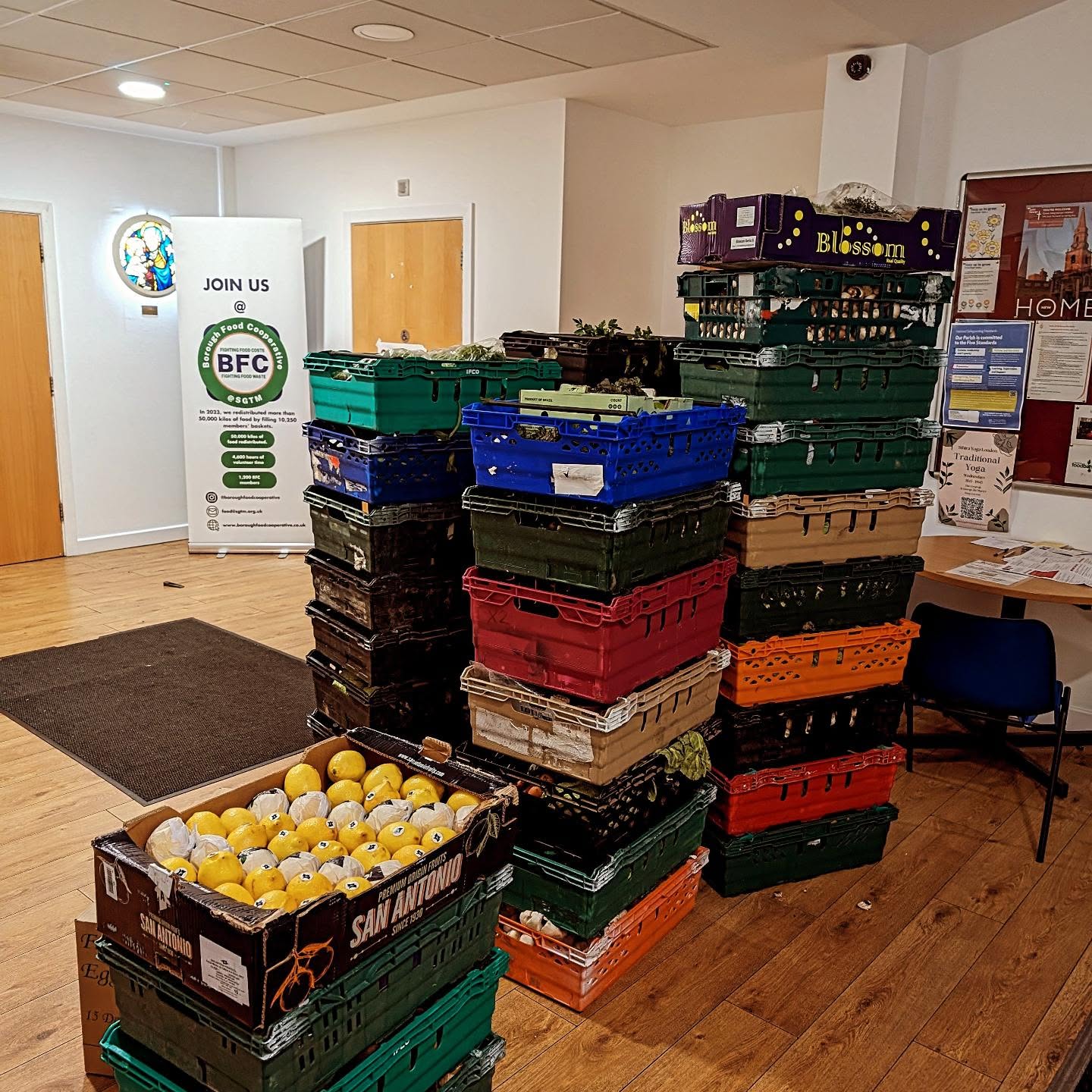 Thanks to @tedsveg for another amazing donation of fresh produce. Leeks, cherries, sprouts, mushrooms galore! HUGE THANKS!
#tedsveg #boroughmarket #foodwaste #localbusiness #generosity