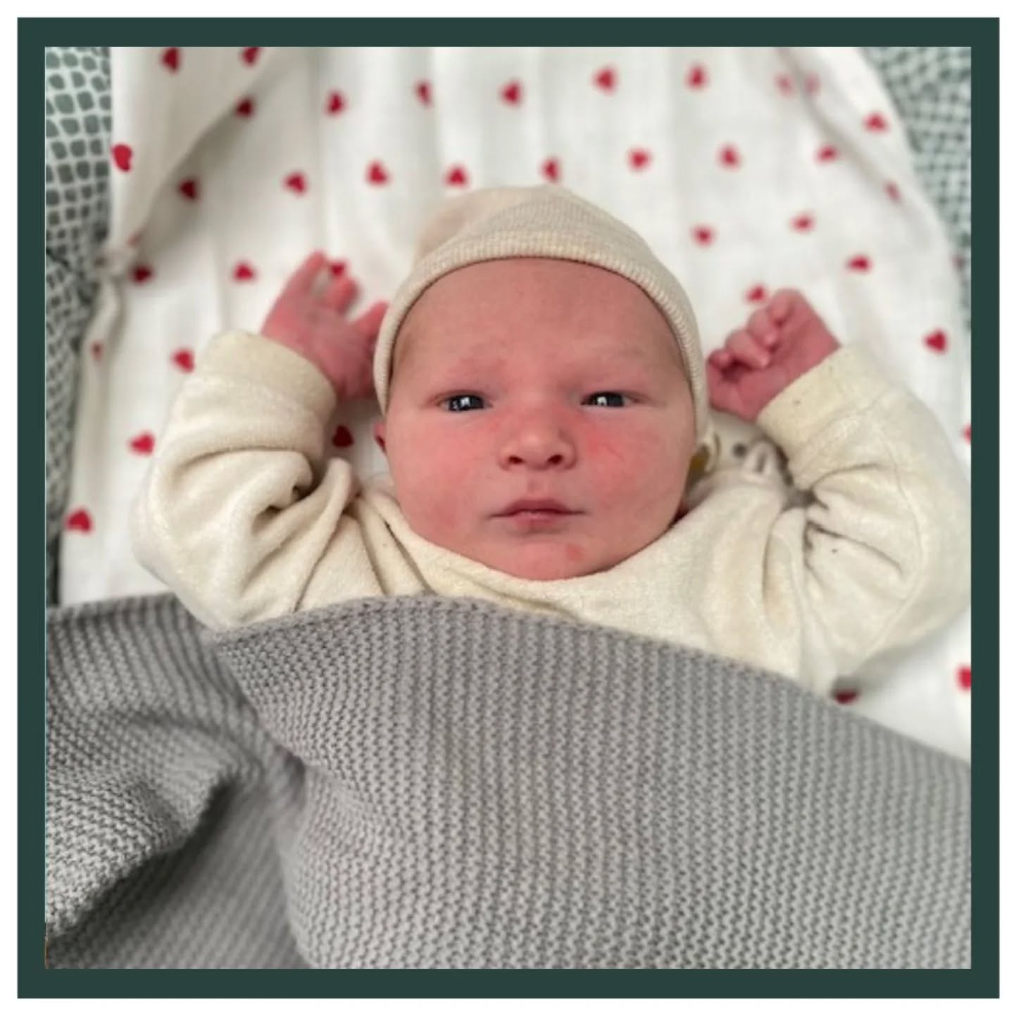 WELKOM IBBE! 💙
Dit lieve mannetje is op 09 maart 2026 geboren om 07:27 uur . Hij woog 4255 gram bij een termijn van 41 weken en 3 dagen.
We kennen Janne & Colin al van de zwangerschap van grote broer Duuk. We vonden het super gezellig om ze nu weer terug te zien! 🥰
's Nachts werd Tessa gebeld door Colin. De weeën waren begonnen, maar wel nog onregelmatig. Bij de bevalling van Duuk had Janne ook onregelmatige weeën en had ze toch al veel ontsluiting. We hadden daarom afgesproken dat Janne ons laagdrempelig zou bellen. 📞 Tessa kwam snel op huisbezoek en Janne had voldoende ontsluiting om naar het ziekenhuis te gaan. We gingen naar het kraamhotel en de tweelingzus van Janne kwam ook om te steunen. ❤️
In het kraamhotel was het eerst gezellig en Janne kon tussendoor nog praten. Na een tijdje werden de weeën vanzelf sterker en kwam Janne meer in haar bubbel terecht. Wat ving ze de weeën knap op! 💪 Toen Janne volledige ontsluiting had moest het hoofdje nog zakken. We braken daarom de vliezen en kwamen er daarbij achter dat de kleine man in het vruchtwater had gepoept. We gingen naar de verloskamers, maar in overleg met het ziekenhuis mocht Tessa de bevalling verder begeleiden. Janne moest nog even hard werken om Ibbe ter wereld te brengen. Dat was super pittig, maar we zagen steeds meer vordering! Na iets meer dan een half uur werd Ibbe geboren en hij deed het direct super goed! 😍 Voor tante Neele was het ook speciaal om hier opnieuw bij te mogen zijn, je zag de liefde in haar ogen! 🥰 De placenta liet even op zich wachten, maar kwam uiteindelijk zonder moeite. Omdat Ibbe in het vruchtwater had gepoept, bleven ze nog even in het ziekenhuis met z'n drieën, maar de volgende dag mochten ze weer naar huis en kon Ibbe zijn grote broer ontmoeten! 🤩
Lieve Janne, Colin en Duuk. Van harte gefeliciteerd met jullie zoon en broertje! Heel veel geluk toegewenst! Liefs team Lev. 🤎
#babyboy #broertje #bevalling #verloskundige #welkomkleintje