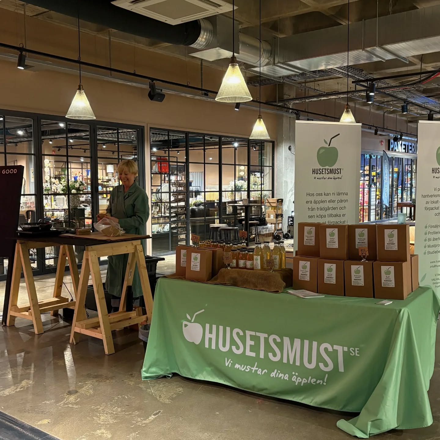 Idag hittar ni oss på ÄHLM market tillsammans med Forkinggood som säljer goda korvar.
Cathrin Ljungdahl finns också på plats med sina fantastiska handgjorda kort.
Hoppas att vi ses på stan!