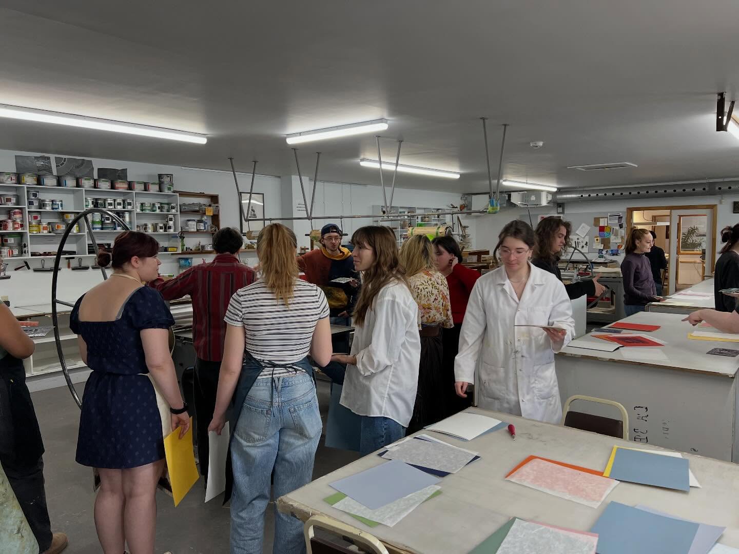 Un groupe du programme en arts visuels du Cégep de St-Jérôme expérimente la linogravure à l’Atelier de l’île!
Il y a de la vie et des expressions de découverte!
#cegepstjerome
#printsnotdead #centredartistesautogeres