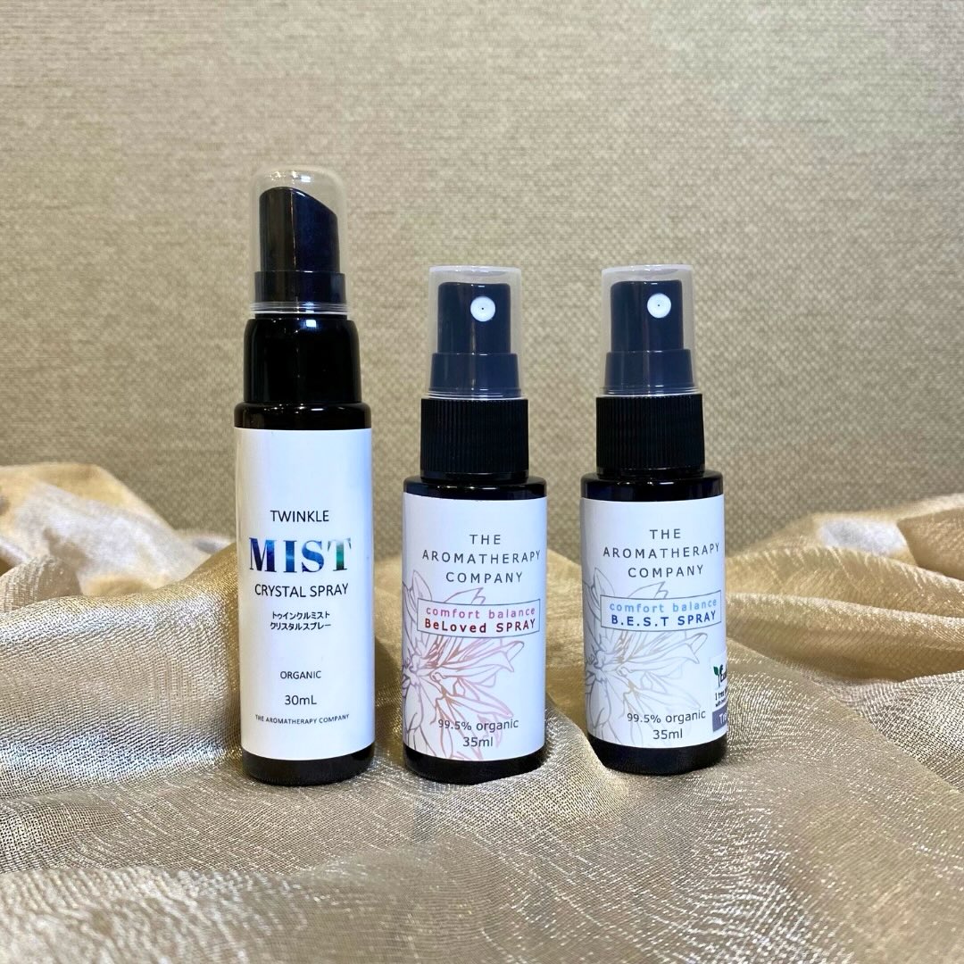【心と体を整える💫アロマのひと吹き】
HarmoNicです🌿
今回は、英国発のアロマブランド
「THE AROMATHERAPY COMPANY」 の
アロマミスト&スプレーをご紹介します。
🌟トゥウィンクルミスト
シュッとひと吹きで、お肌に星のような輝きと潤いを✨
♦︎ 贅沢な潤い成分
繊細なミストが角質層まで浸透。
メイクの上からも使えて、乾燥が気になる瞬間に
いつでもサッと肌を整えます🤲
♦︎ 透明感を引き出す
お肌のキメを整え、パッと明るい印象へ。
お出かけ前や、夕方のくすみが気になる時の
リフレッシュに最適です💎
🌟 コンフォートバランス B.E.S.T スプレー
「本来の自分」へ立ち返るためのレスキュースプレー🪄︎︎
♦︎ 心身の調和をサポート
忙しい毎日の中で、乱れがちなリズムを整え、
心をやさしく整えてくれます。
♦︎ 深呼吸したくなる香り
スッキリと清々しい香りが、気分をクリアに。
仕事の合間や、集中したい時におすすめです😌
🌟 コンフォートバランス Beloved スプレー
自分を愛し、慈しむ時間をプロデュース❇️
♦︎ 自分へのご褒美タイム
「Beloved=最愛」の名のとおり、
やさしく包み込むような香りのエッセンスを配合。
心の余裕を、香りからサポートしてくれます。
♦︎ 幸福感あふれる香り
やわらかく甘い香りが、はり詰めていた気持ちを
ふわっと解きほぐします。
おやすみ前や、ゆっくり過ごしたい夜にぴったりです🌃
お肌は「心の鏡」とも言われます。
今日の自分の心や体に合わせて、
やさしく「癒し」を届けてみませんか?🌟
ご来店お待ちしております☺️
***********************************
【HarmoNic 店舗情報🌿】
🛍️住 所:東京都文京区小石川3丁目27−16
🕘営業時間: 9:00〜19:00
🗓️定 休 日:土日祝
✍️営業時間変更日:
3/26(木)9:00〜18:00
#アロマ #アロマスプレー #リラックス #癒し