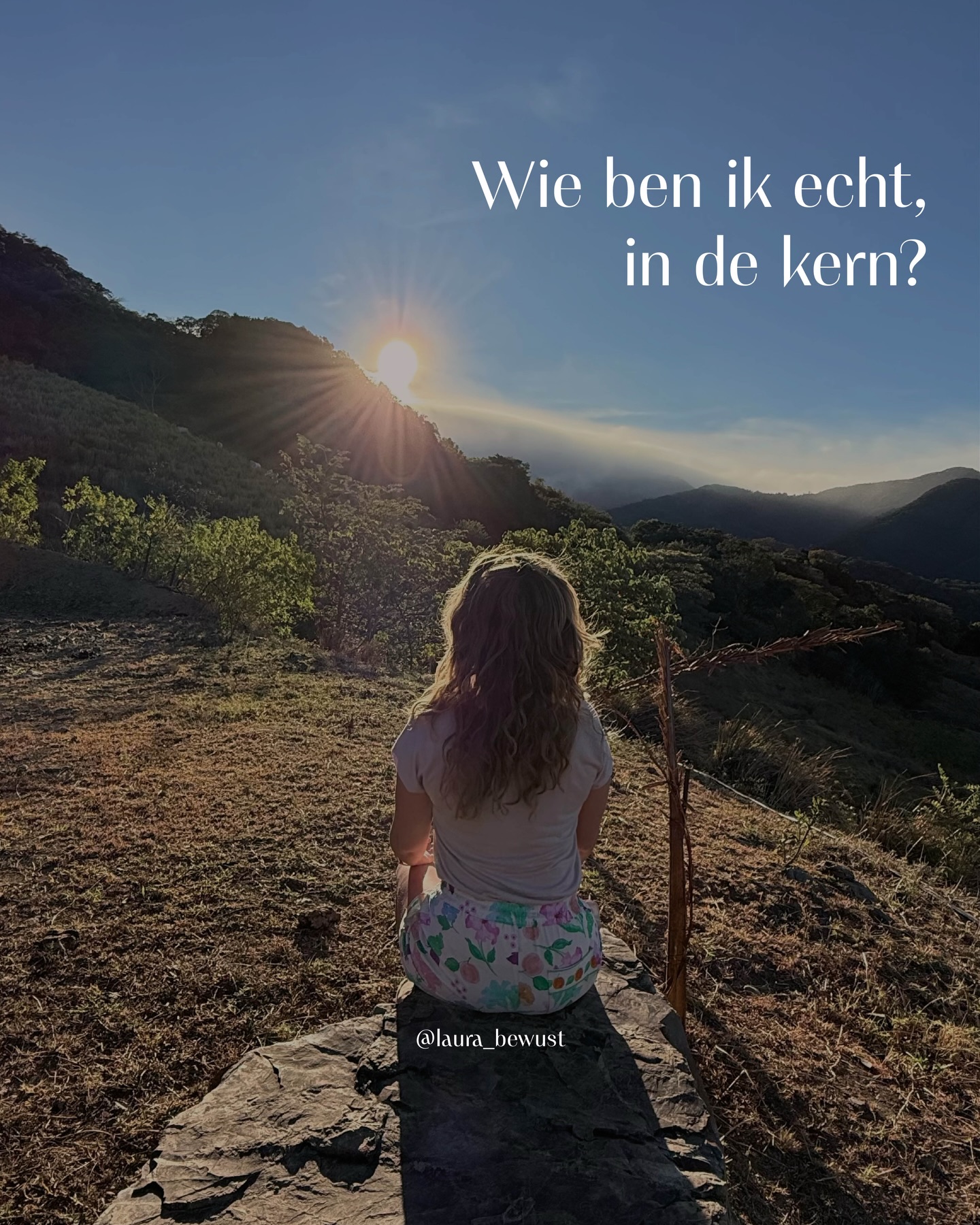 Ik kwam iets tegen wat me niet meer losliet.
Er bestaat een eiland op deze aarde waar mensen al tienduizenden jaren leven zonder contact met onze wereld: North Sentinel Island.
De Sentinelezen weten niets over de wereld buiten hun koraalrif. En wij? Wij weten niets over hen.
Zij leven zonder alles wat voor ons normaal is geworden. Geen constante stroom aan informatie, geen systemen, geen verwachtingen van buitenaf, geen ruis zoals wij die kennen. En dat raakt me.
Het bracht me niet alleen bij de vraag: hoe zij leven, maar vooral bij de vraag: ‘Wie zijn wij eigenlijk geworden onder alles wat we zijn gaan geloven, leren en aannemen als waarheid?’
Wie ben ik voorbij alle prikkels?
Wie ben ik voorbij alle meningen?
Wie ben ik voorbij alles wat ik dacht te moeten zijn?
We zijn zo gewend geraakt aan de ruis van buitenaf, de honderden keuzes die er zijn, dat je niet eens meer weet wie je écht bent, wat je werkelijk wilt of voelt van binnen.
Misschien zit de echte fascinatie daardoor niet zozeer in hoe zij leven, maar in de vraag hoe ver wij verwijderd zijn geraakt van onze eigen essentie van het bestaan. De stilte vanbinnen, de kracht van gewoon ZIJN, het pure voelen.
Van wie we waren voordat de wereld zich overal mee ging bemoeien.
En misschien is dat wel waarom het zo raakt. Omdat je ergens daar diep van binnen wordt herinnerd, dat er een kern is. Iets puurs. Iets echts.
De vraag is: durf je stil genoeg te worden om die kern weer te ontmoeten?